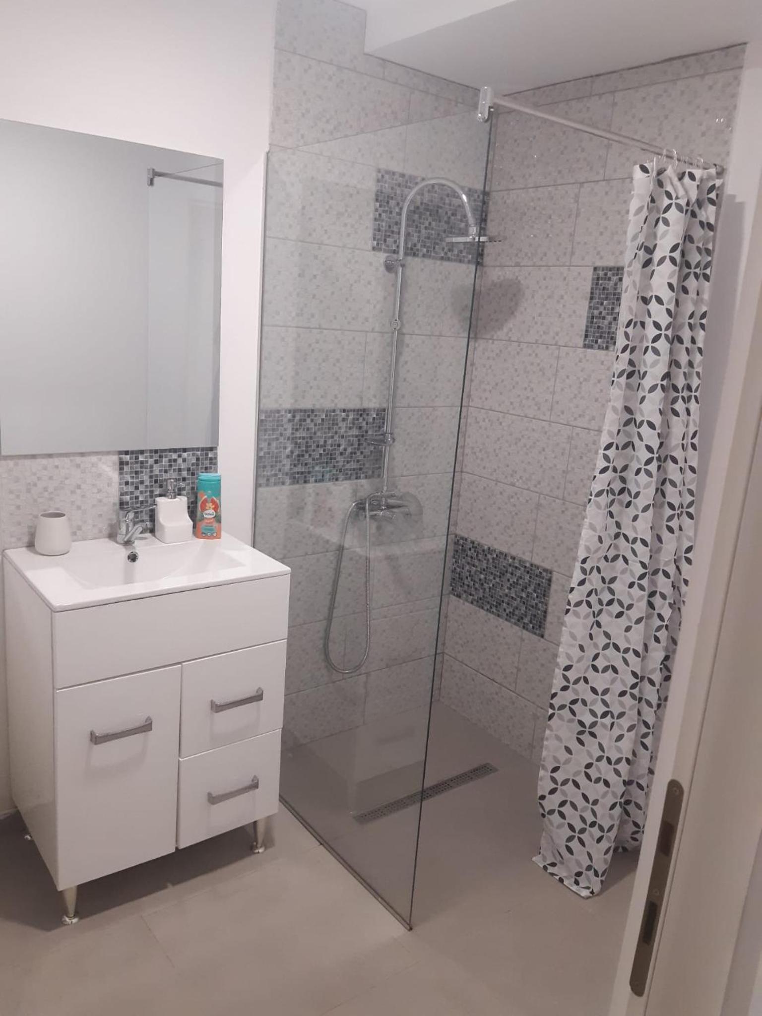 One-Bedroom Apartment - Photo 2