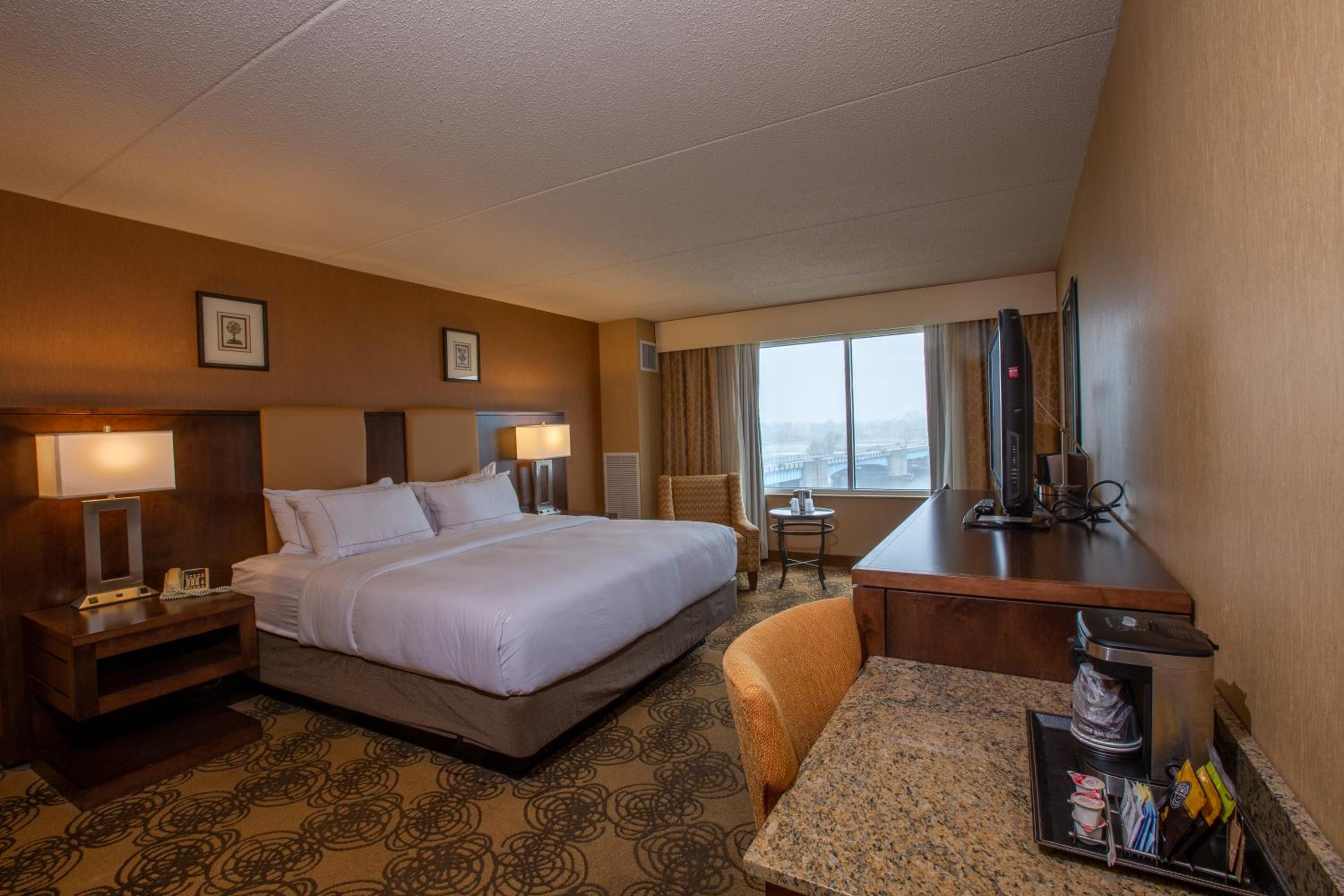 Non-Smoking King Room with City View - Photo 3