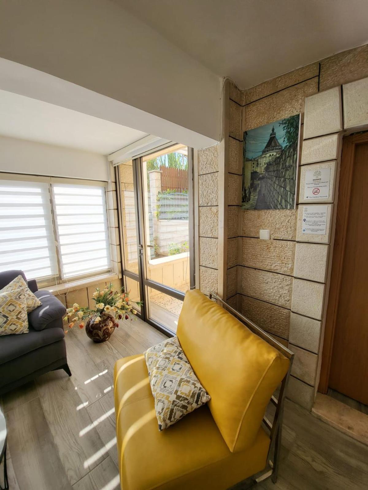 Deluxe Family Suite - Photo 18