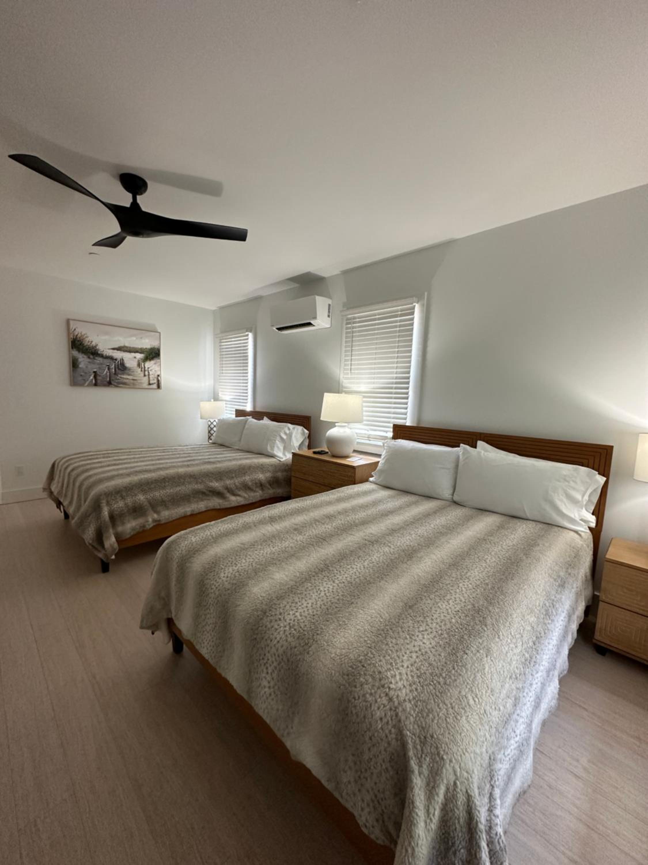 Queen Room with Two Queen Beds photo 3