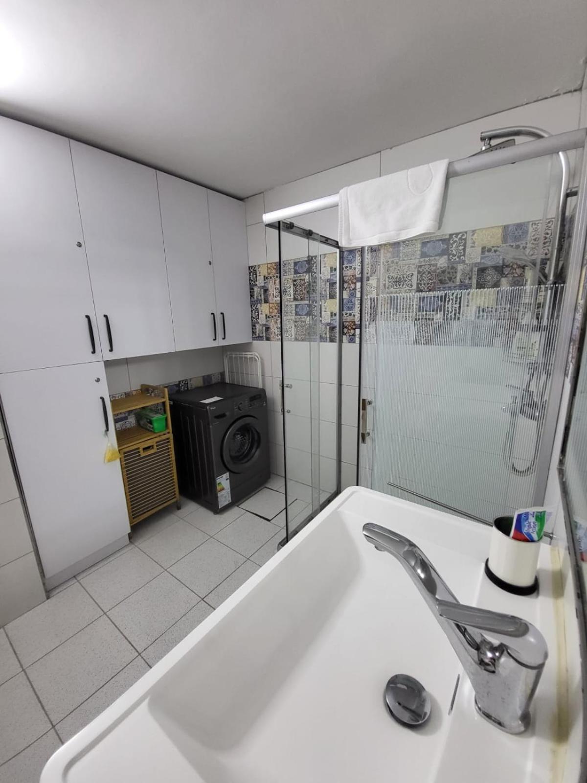 Deluxe Family Suite - Photo 12