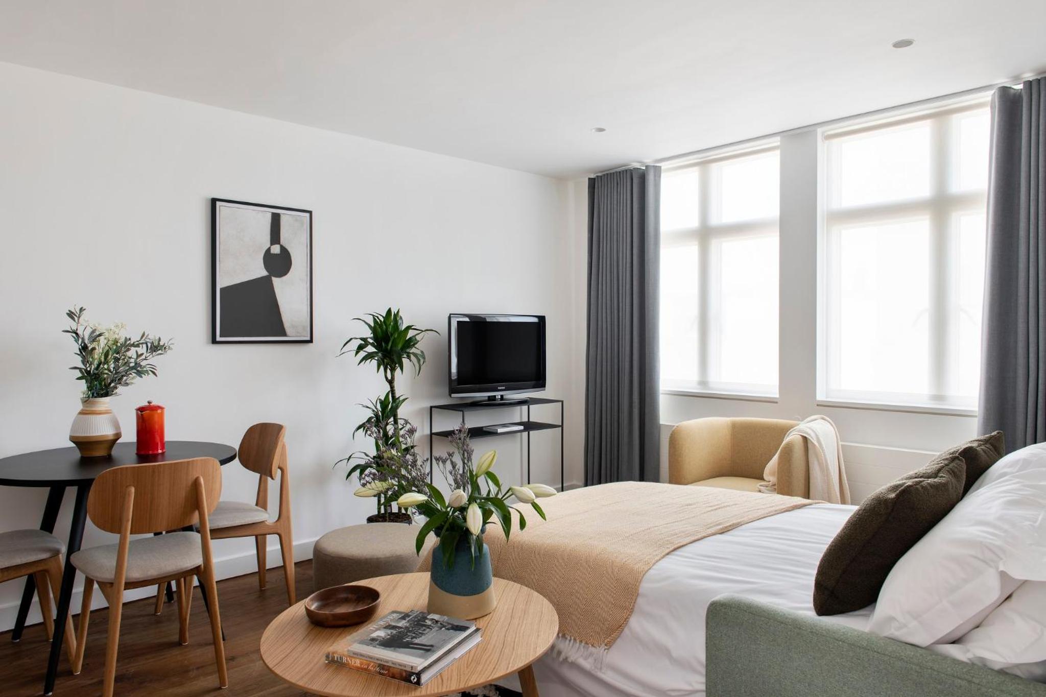 One-Bedroom Apartment photo 1