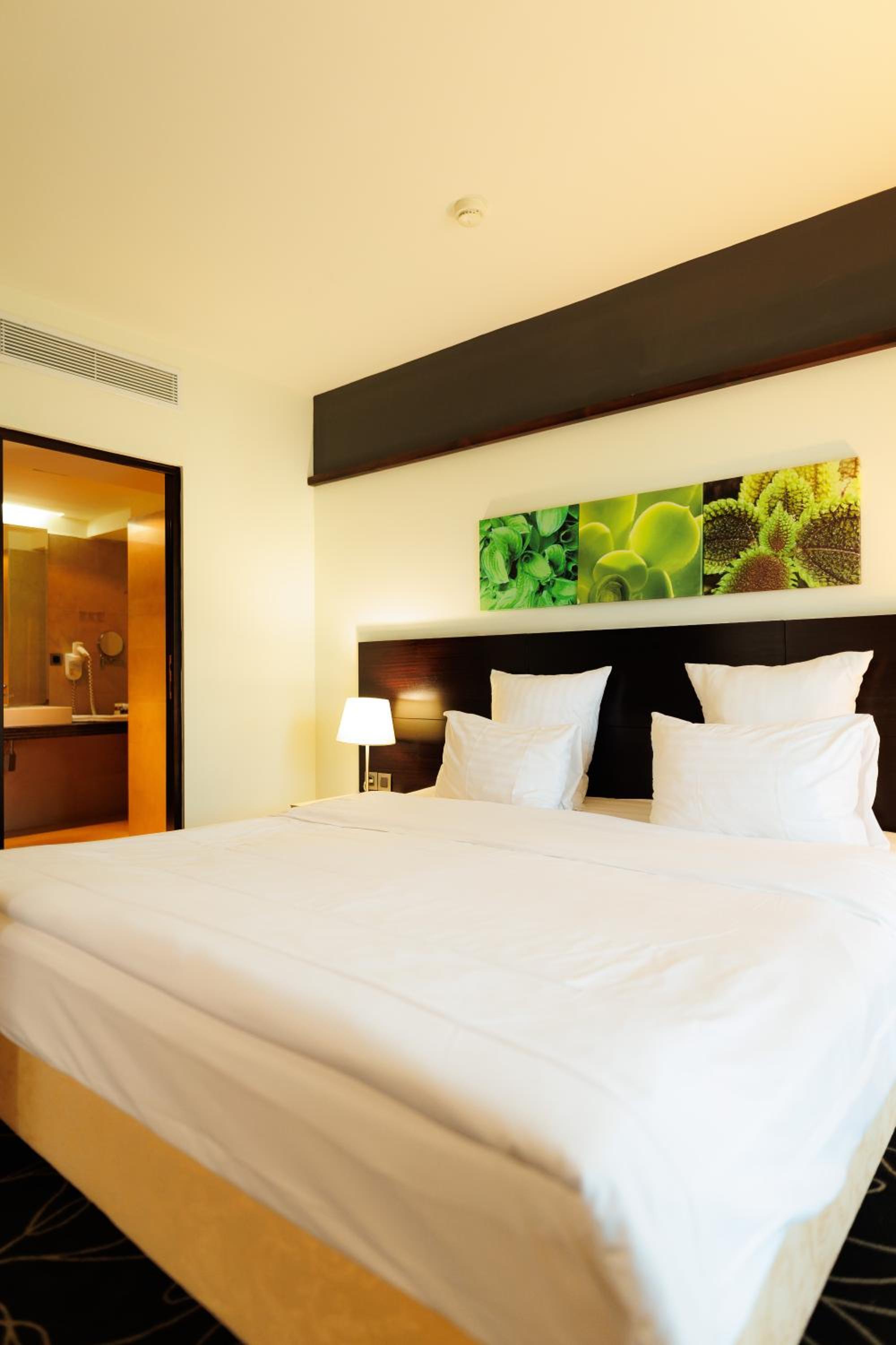 Junior Suite with Balcony - Photo 3