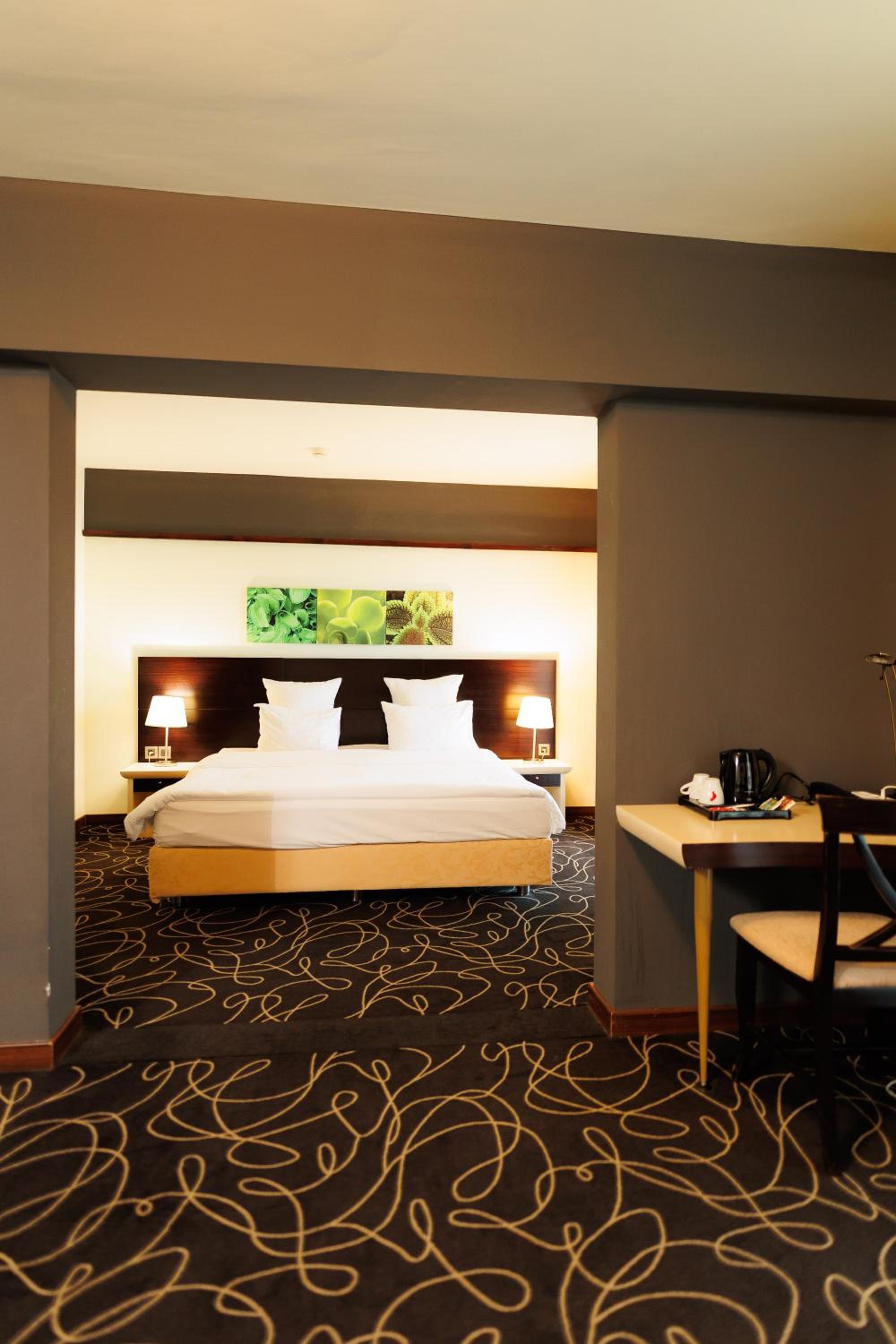 Junior Suite with Balcony - Photo 4