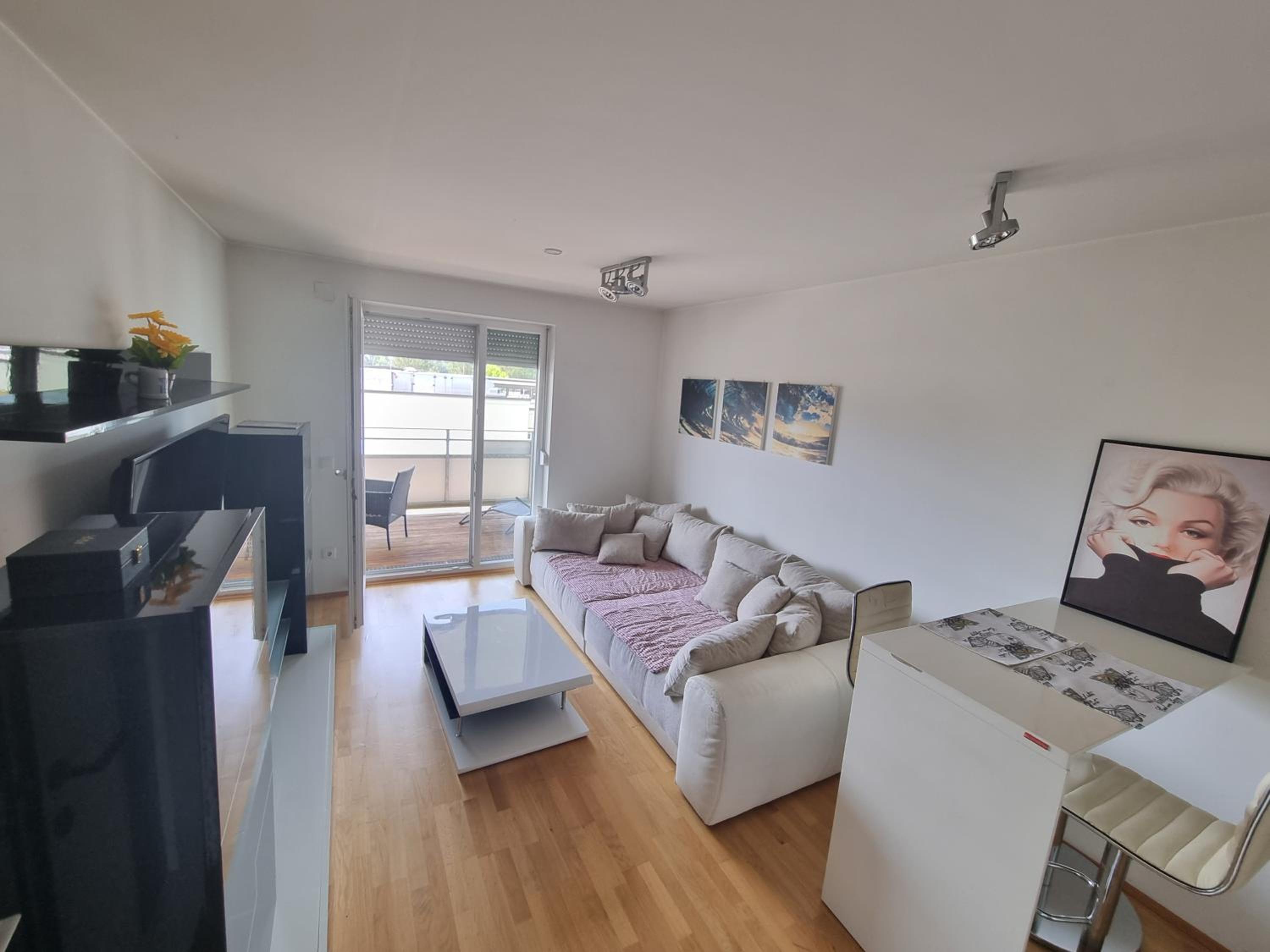 One-Bedroom Apartment photo 1