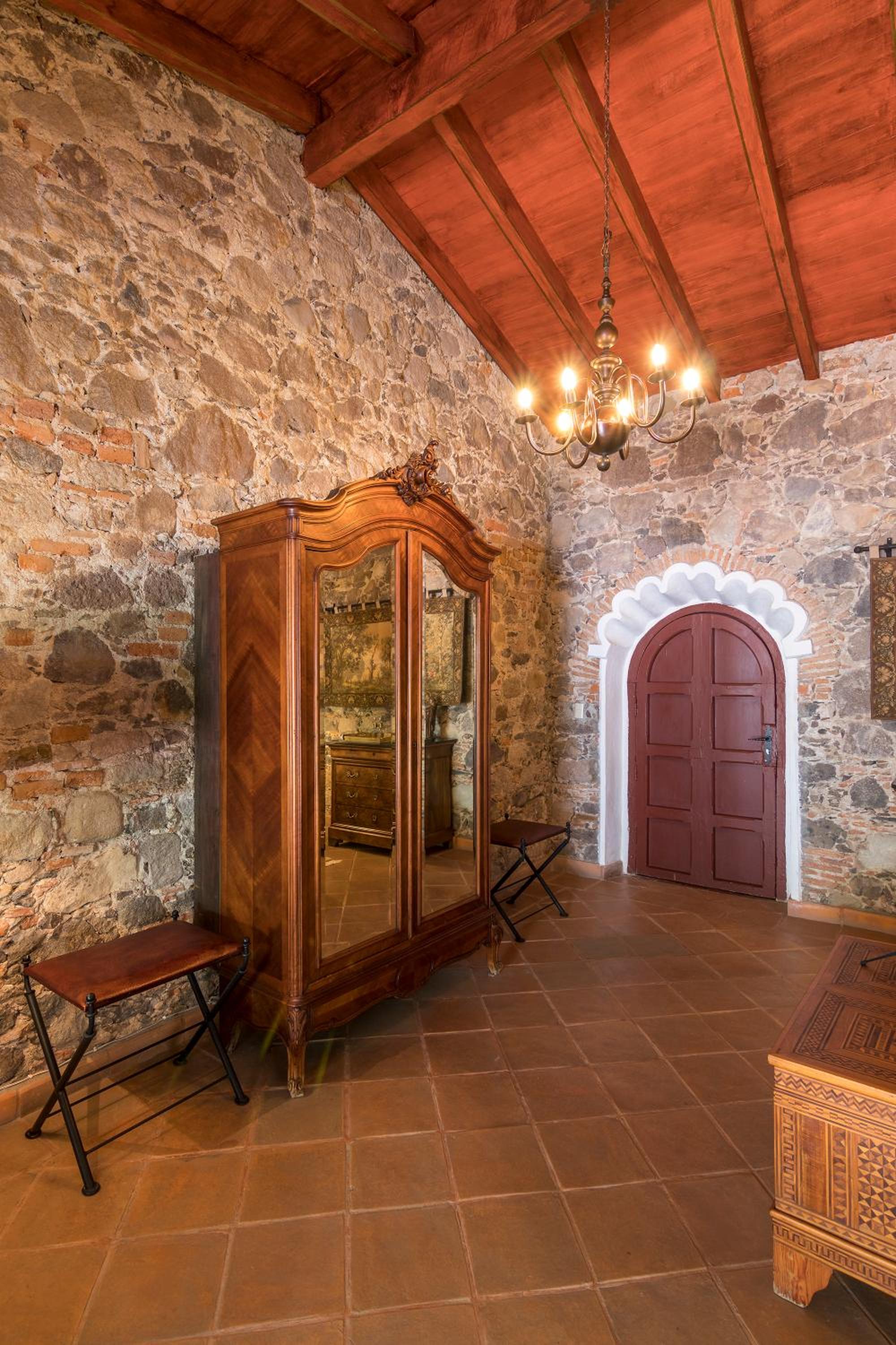 Superior King Suite - Photo 10