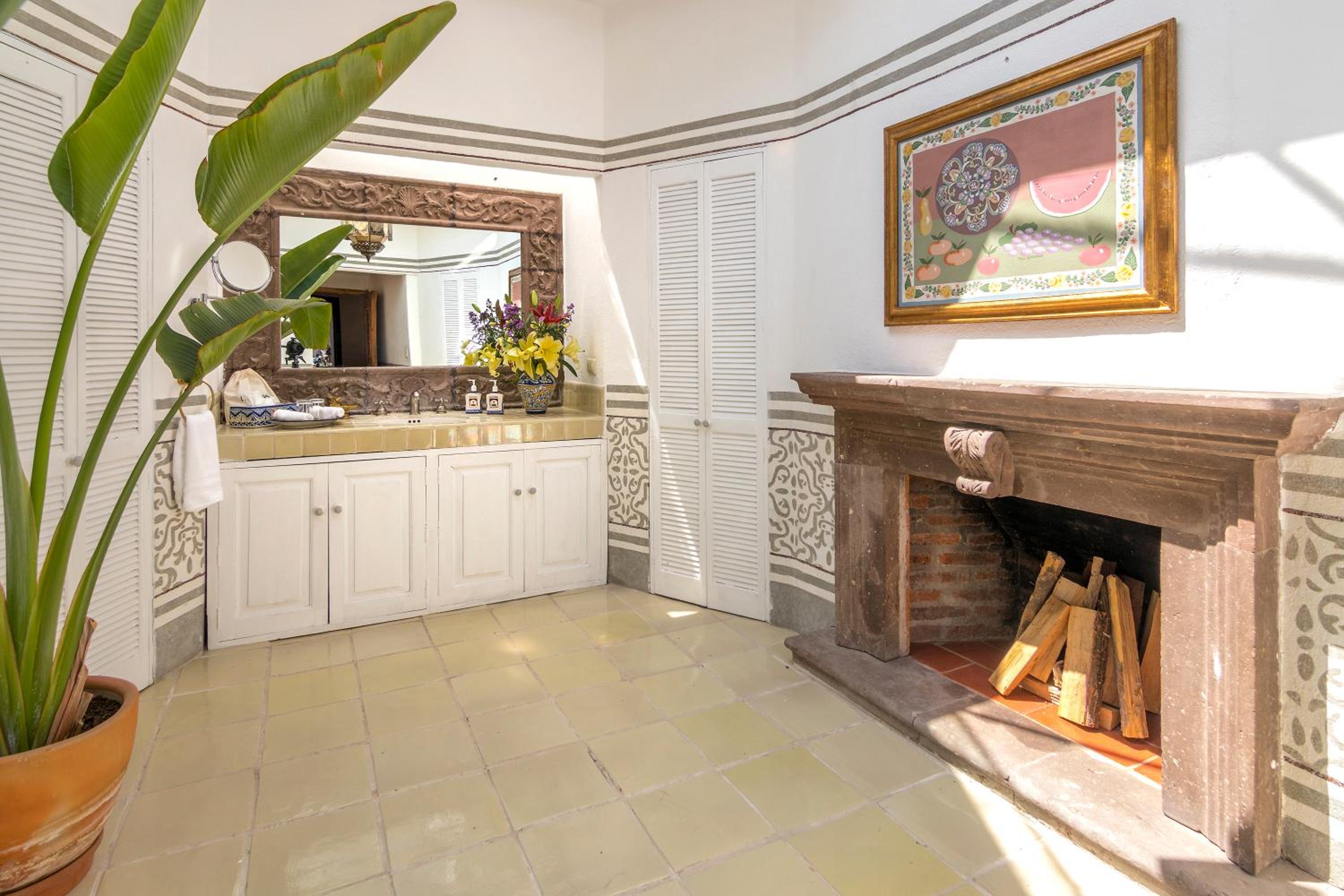 Superior King Suite - Photo 6