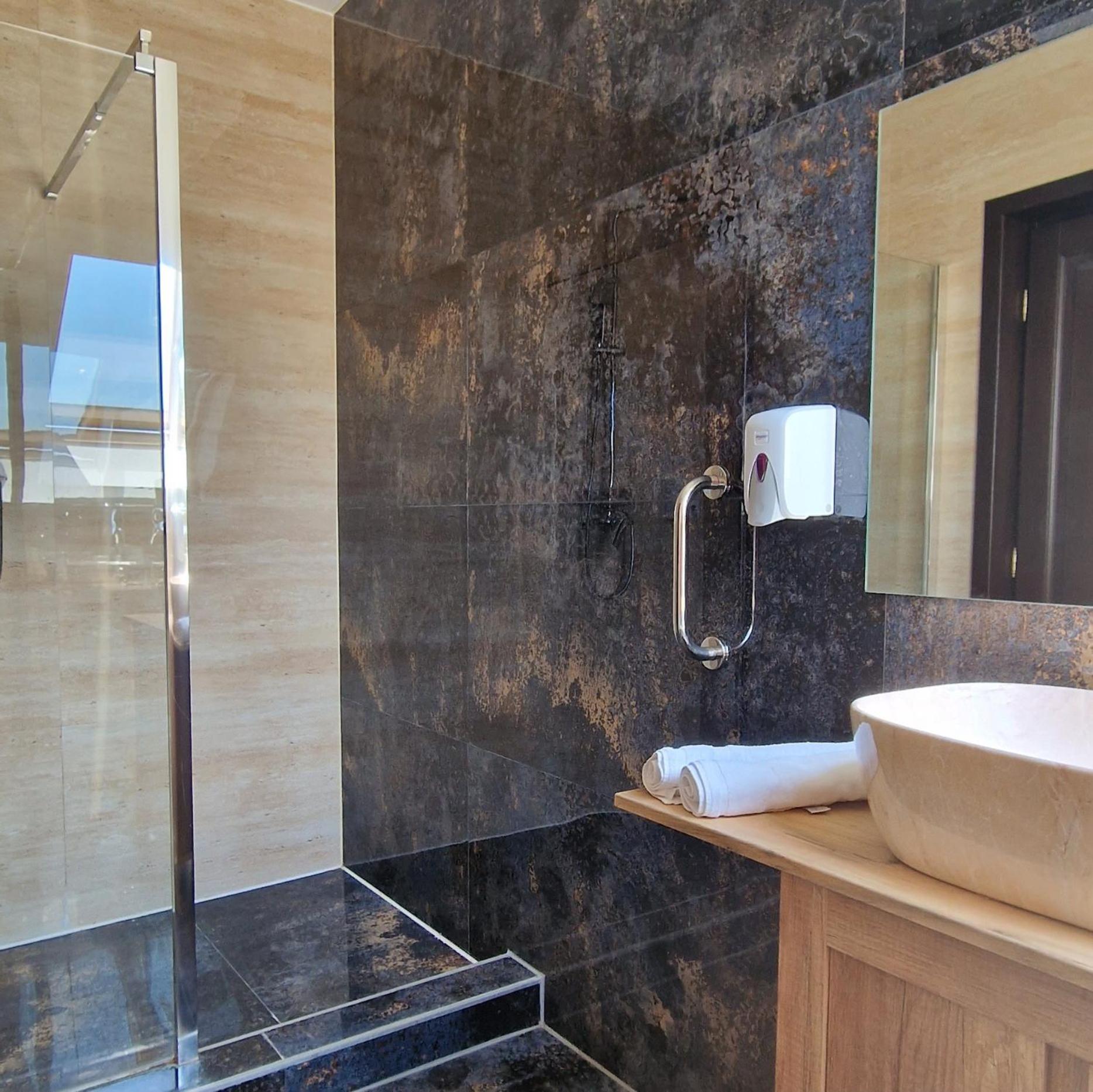 Deluxe Family Suite photo 3
