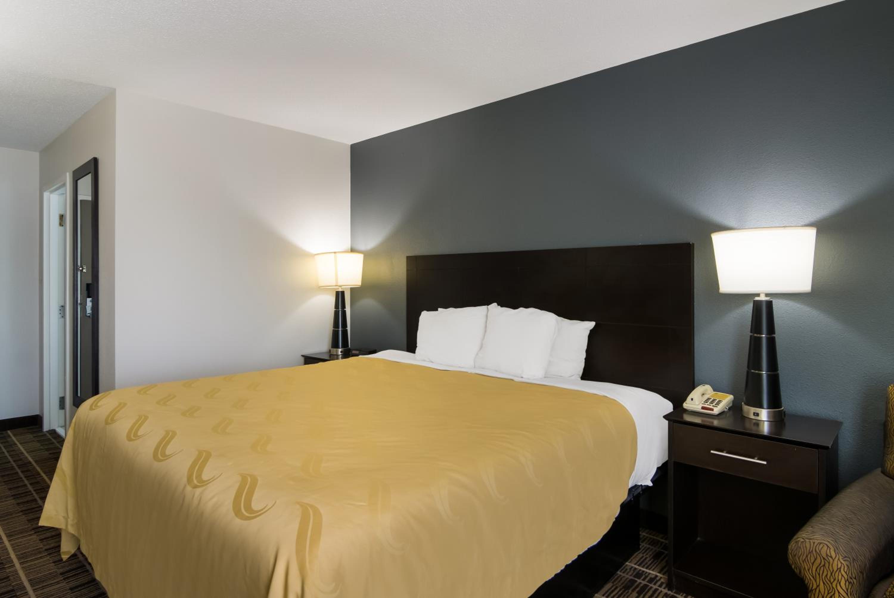 King Room - Non-Smoking - Photo 9