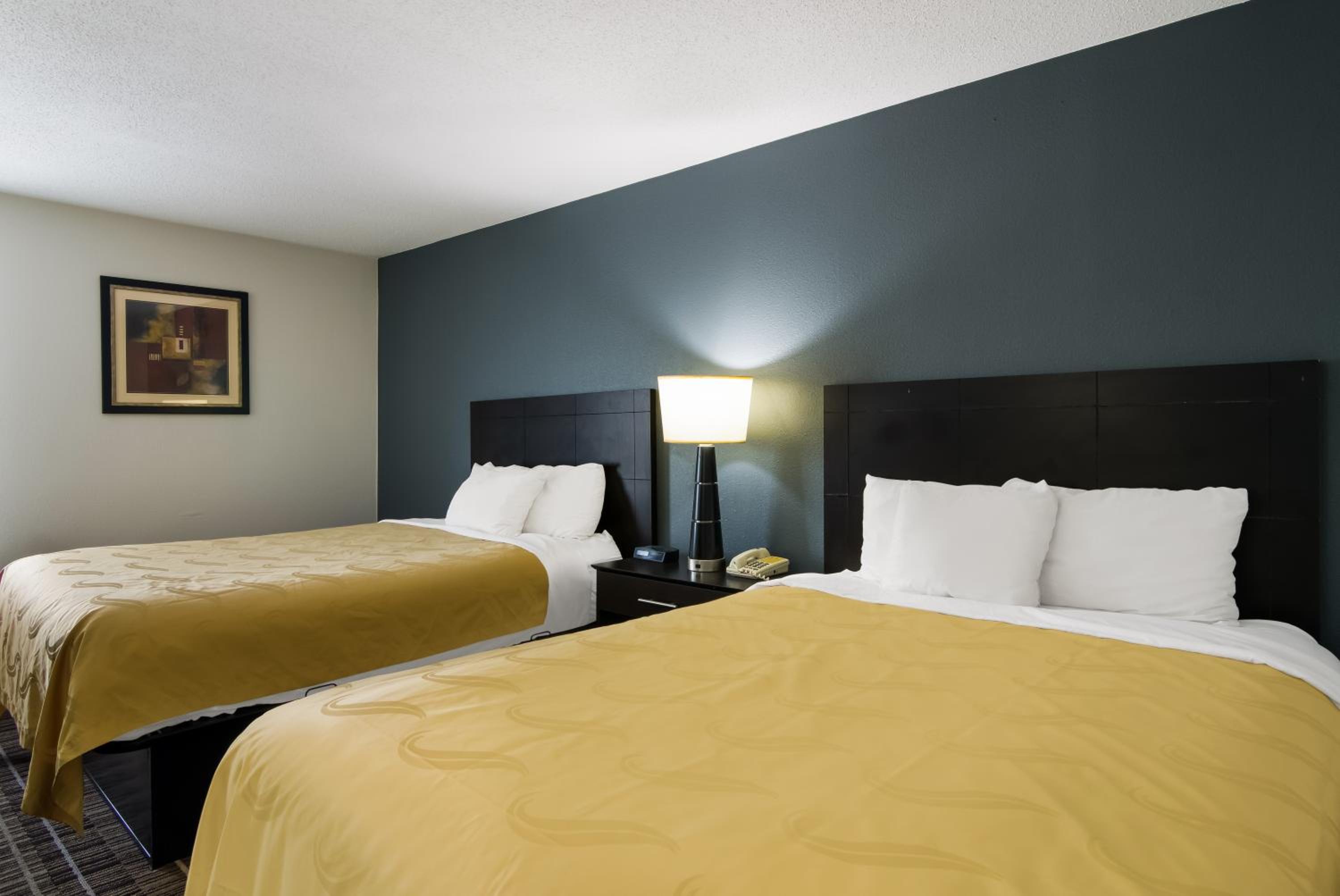 Quadruple Room with Two Queen Beds - Non Smoking - Photo 5