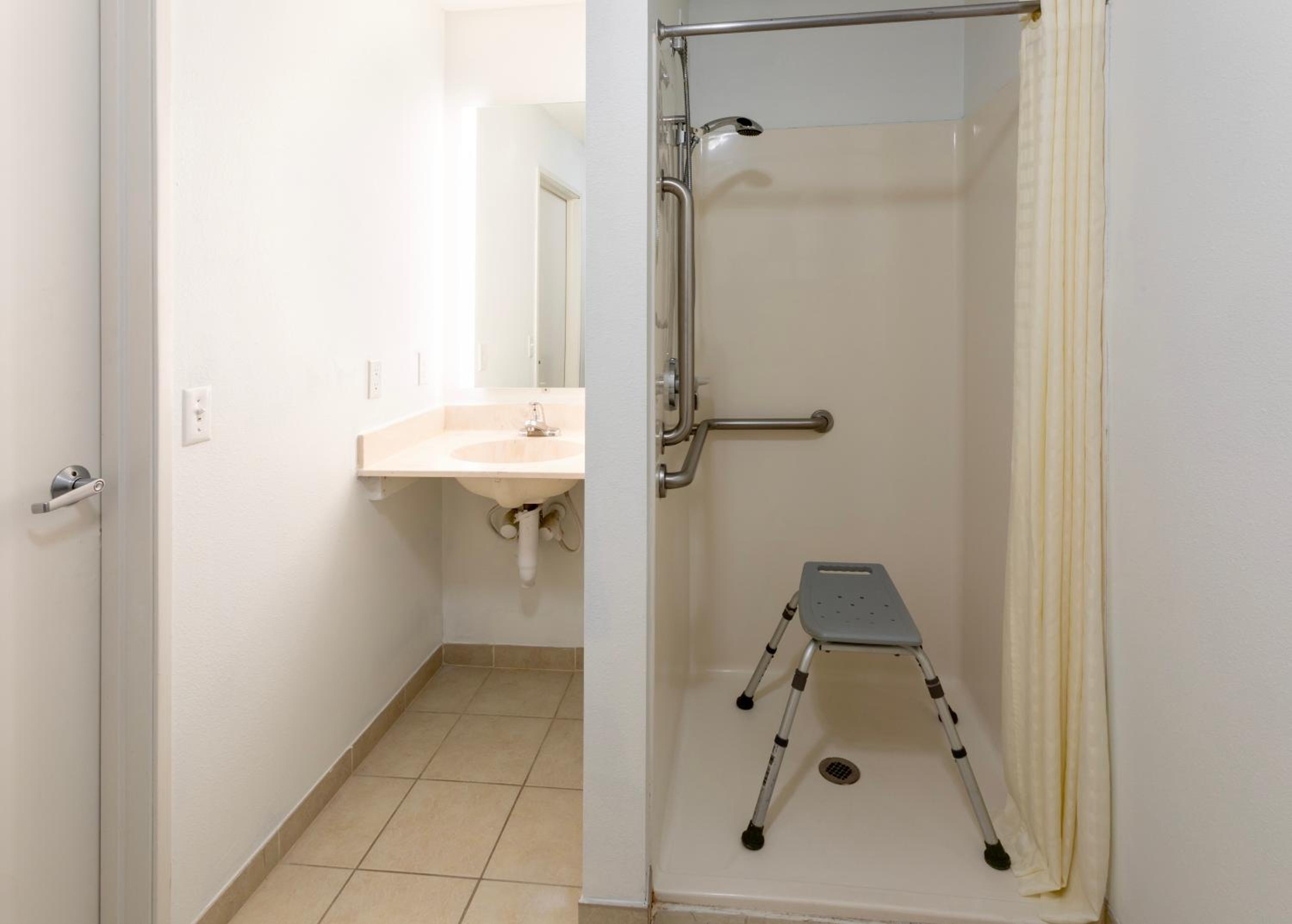 Queen Room - Disability Access - Photo 2
