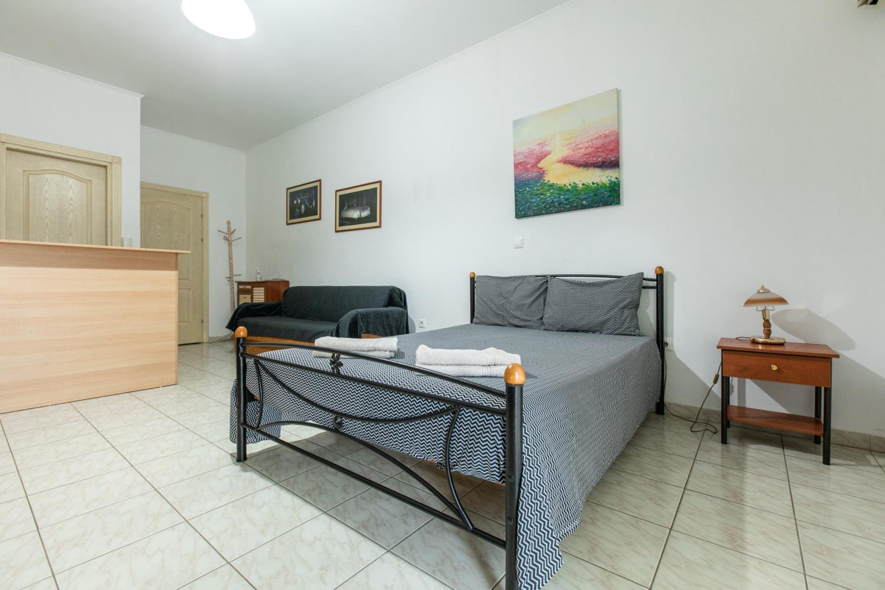 One-Bedroom Apartment - Photo 3