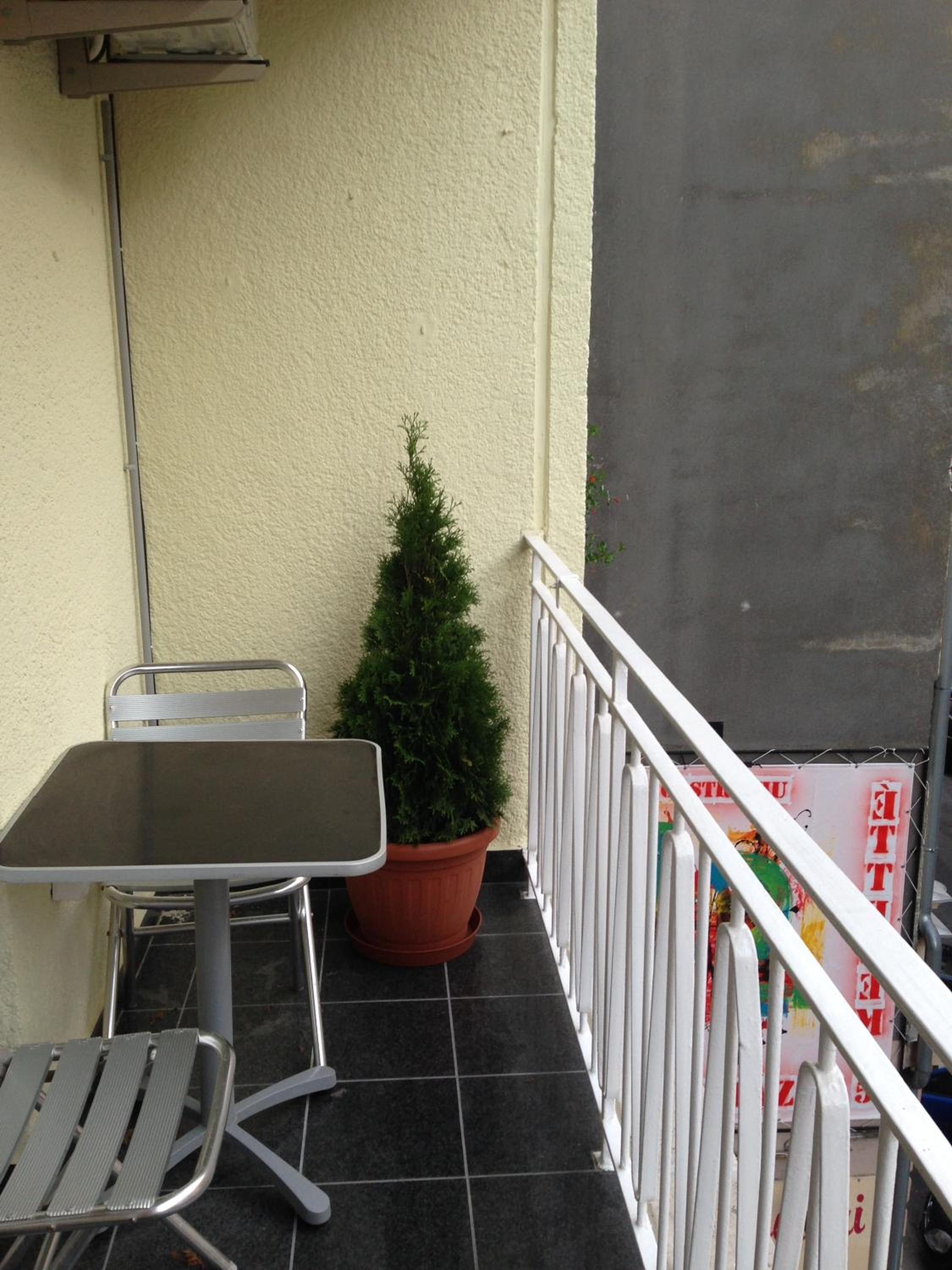 Apartment with Terrace - Photo 7