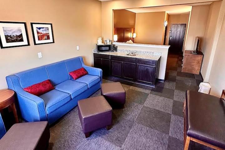 King Suite - Non-Smoking - Photo 4