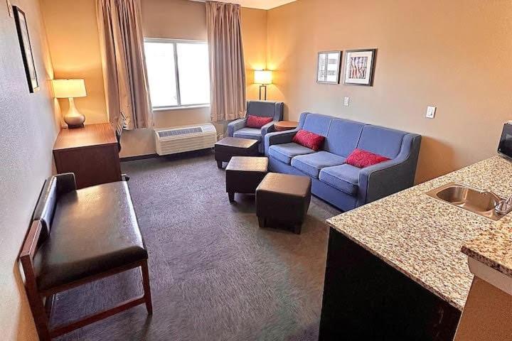 King Suite - Non-Smoking - Photo 7