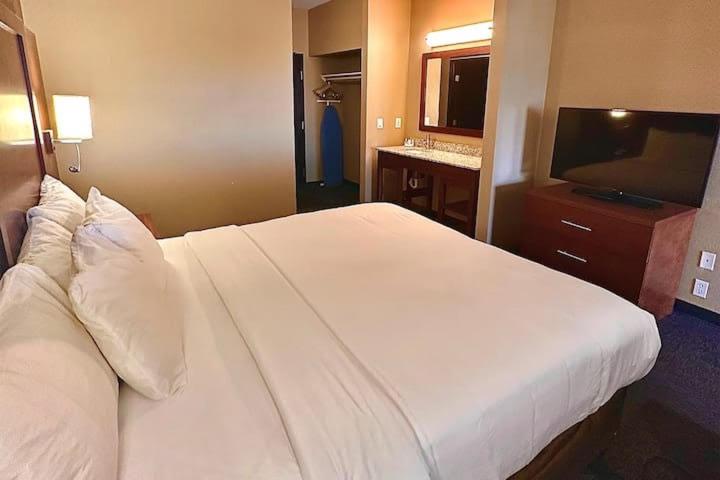 King Suite - Non-Smoking - Photo 6