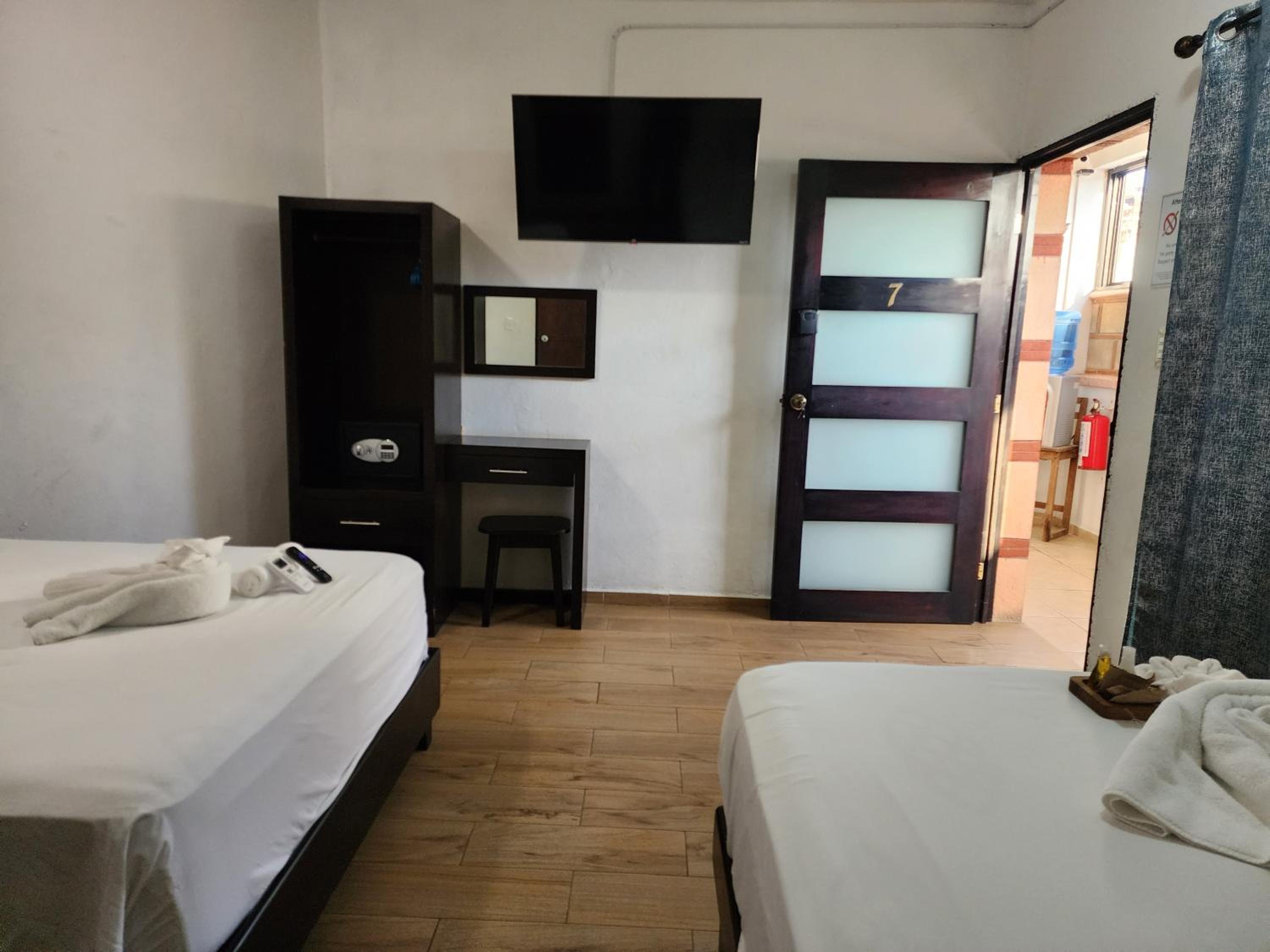 Standard Double Room - Photo 15