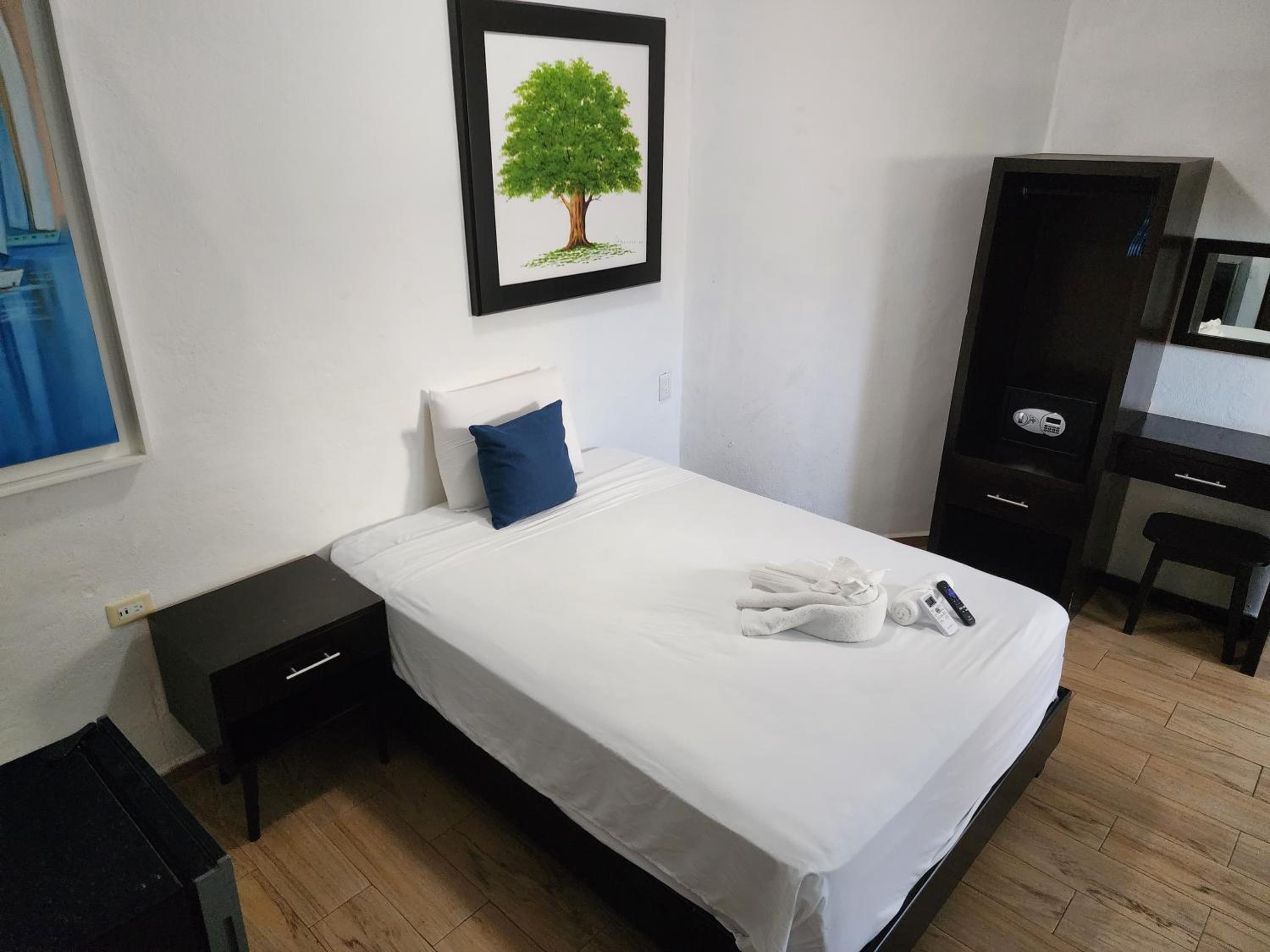 Standard Double Room - Photo 9