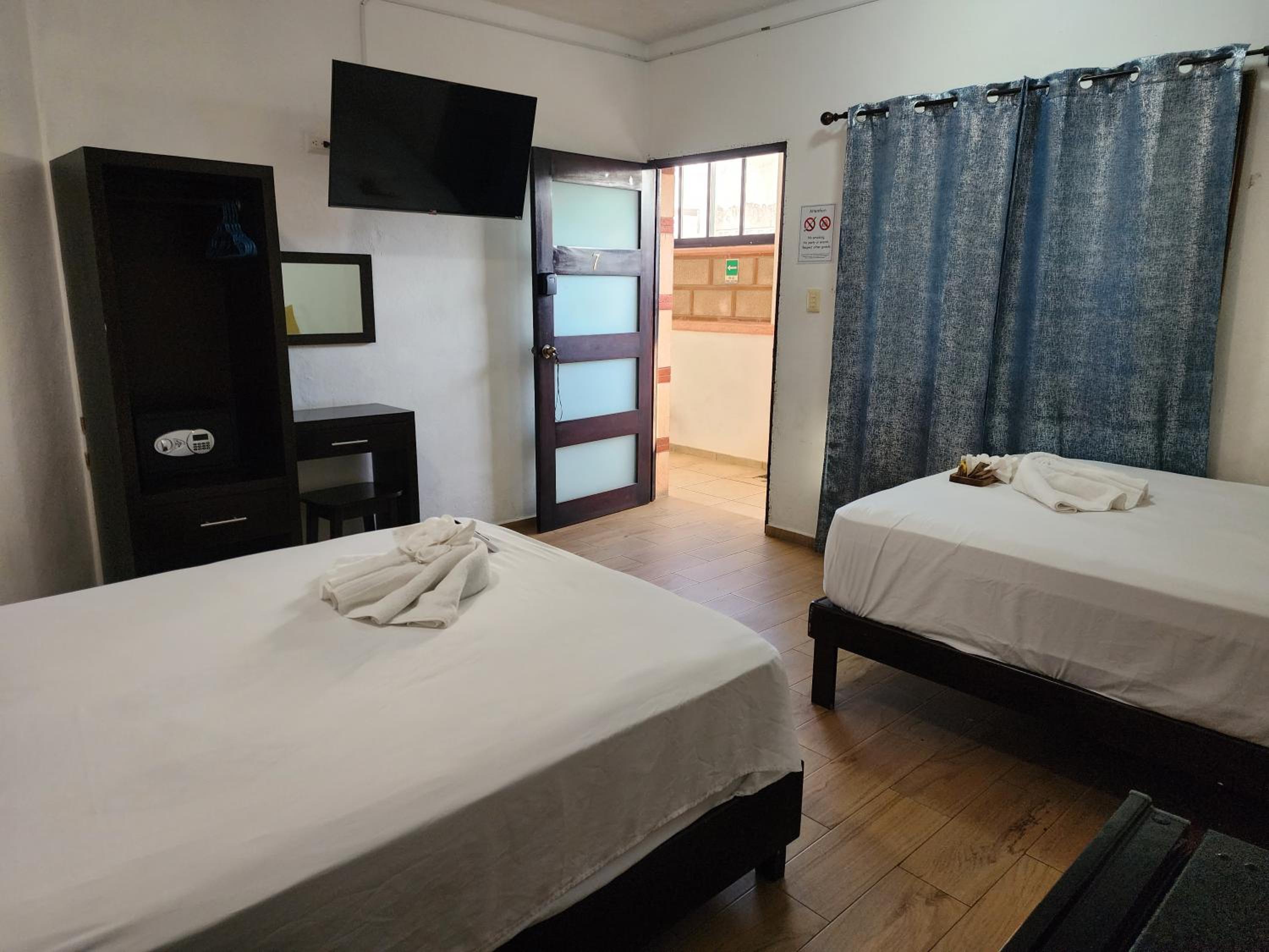 Standard Double Room - Photo 11
