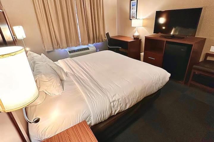 King Room - Non-Smoking - Photo 5