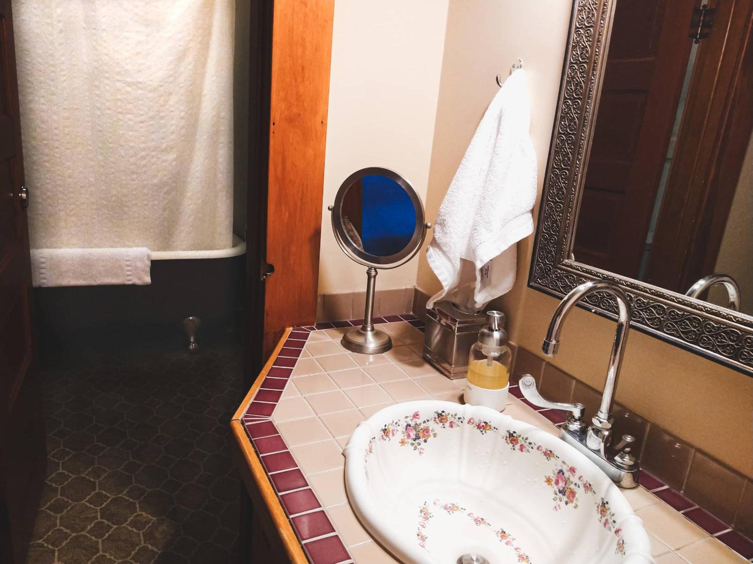 Queen Room with Shared Bathroom photo 3