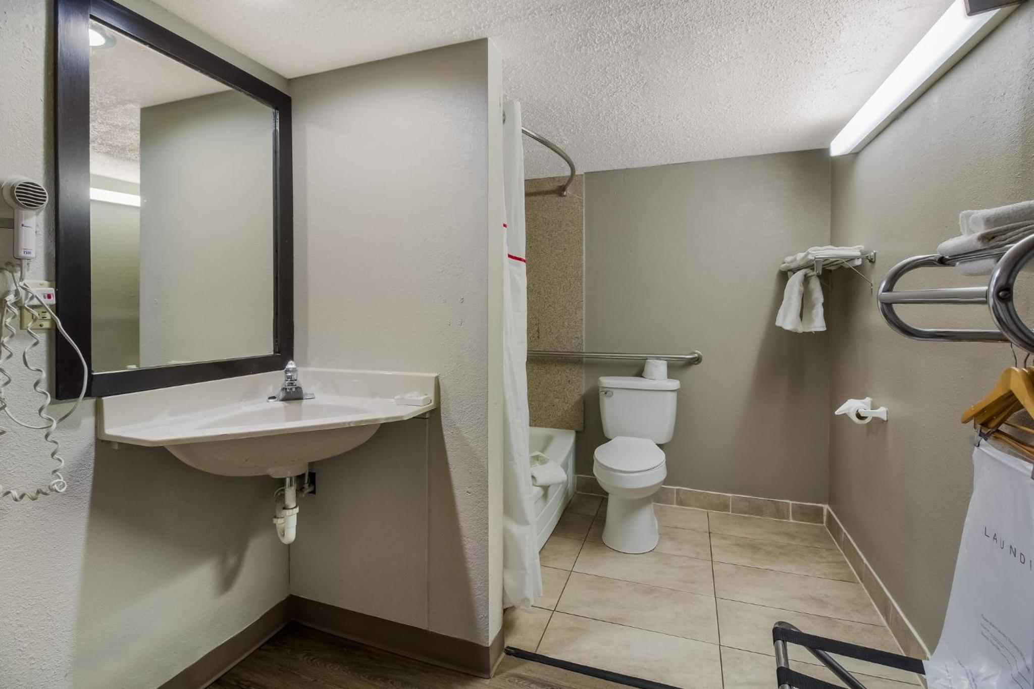 Deluxe Room with Two Double Beds Disability Access Non-Smoking - Photo 2