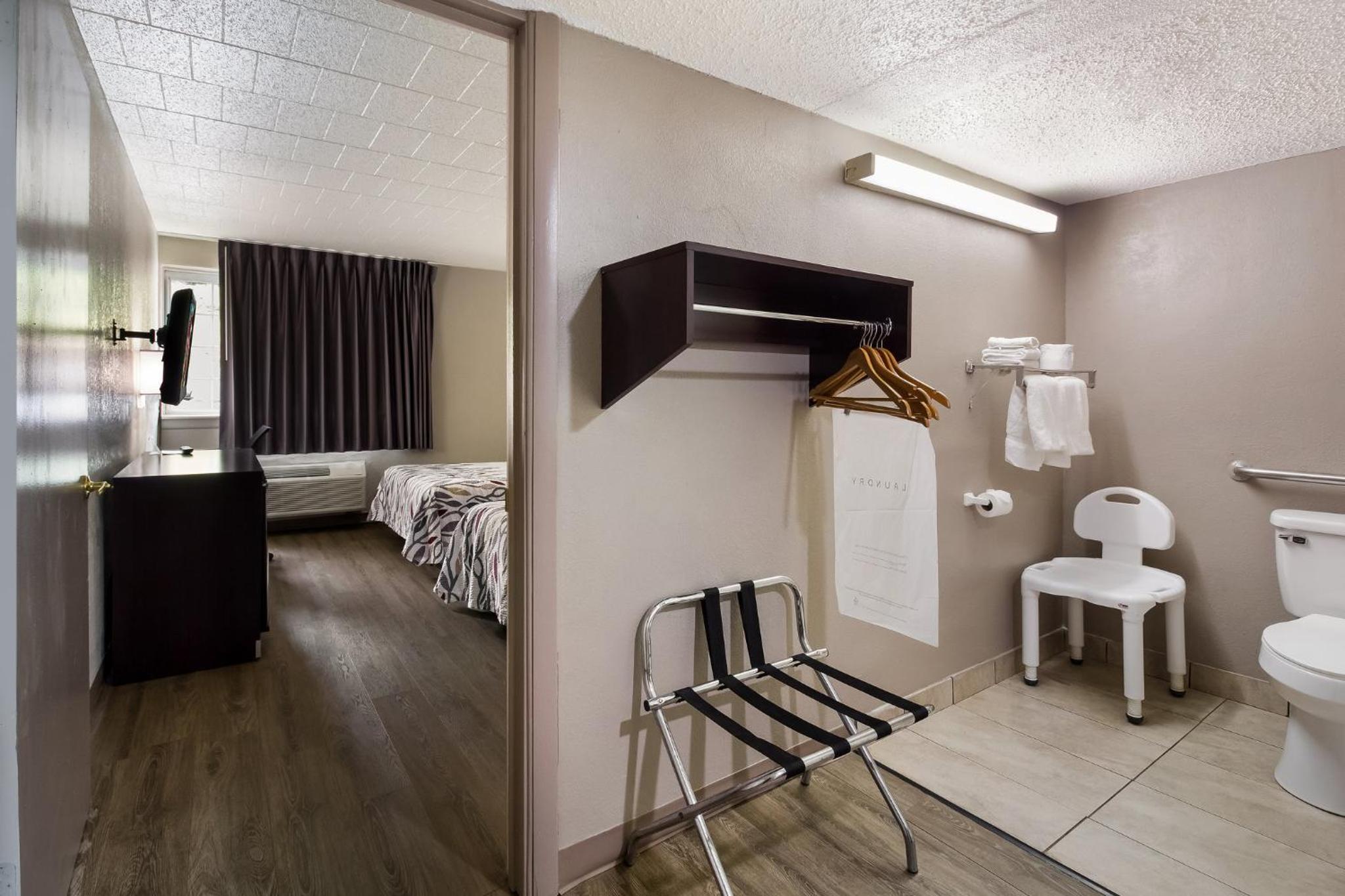 Deluxe Room with Two Double Beds Disability Access Non-Smoking - Photo 5
