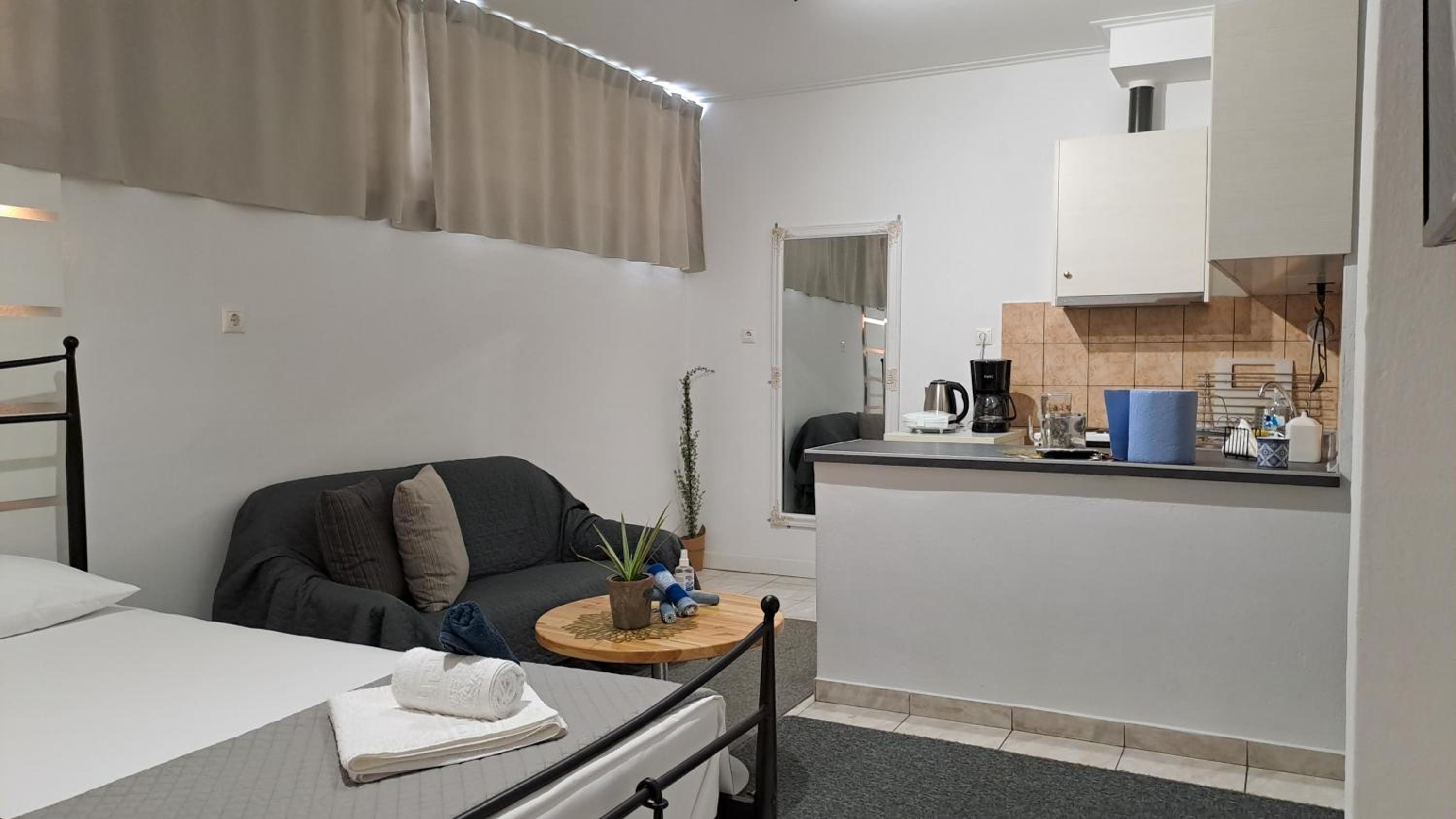 One-Bedroom Apartment - Photo 11