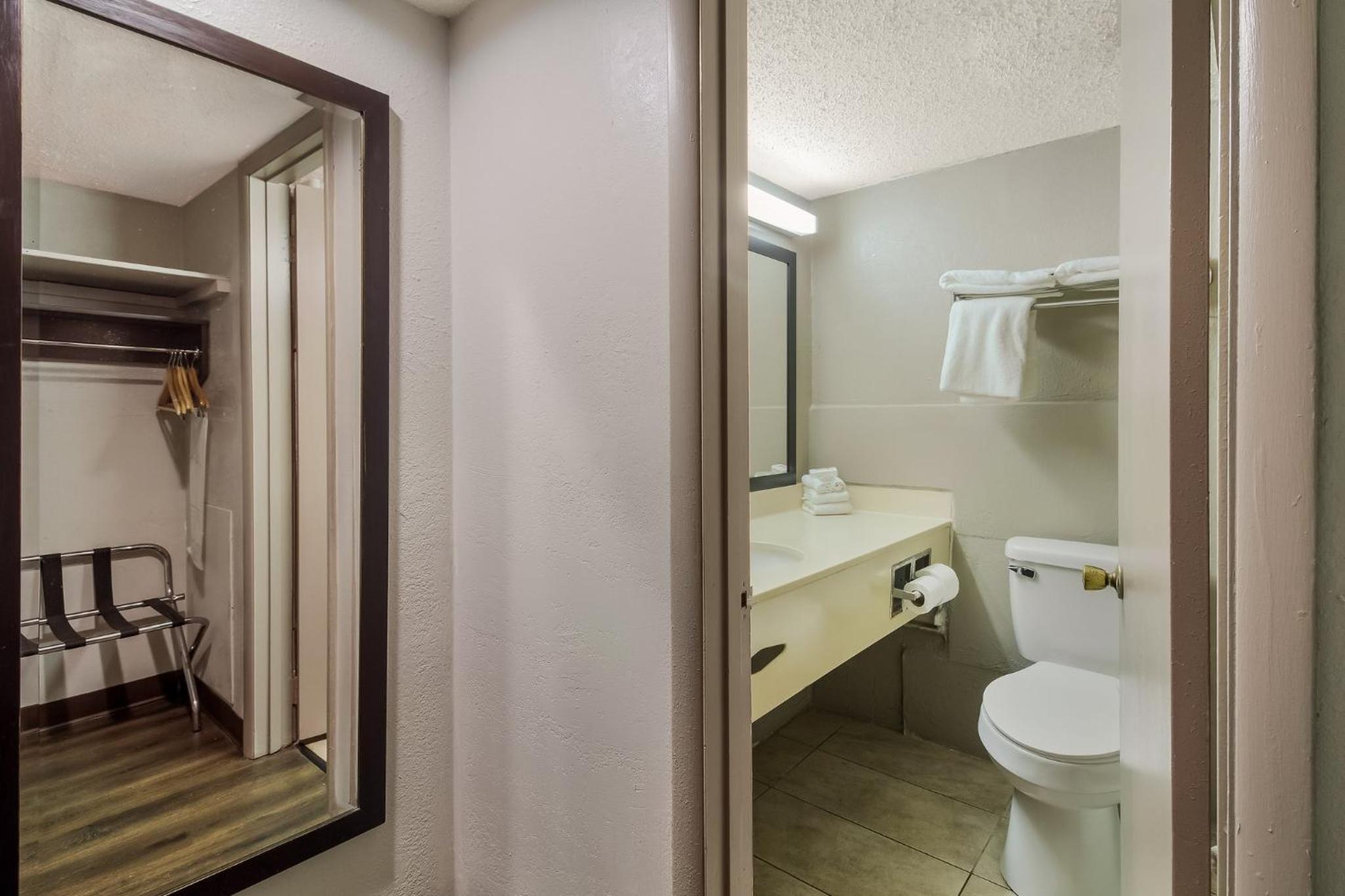Deluxe Room with Two Double Beds Non-Smoking - Photo 2