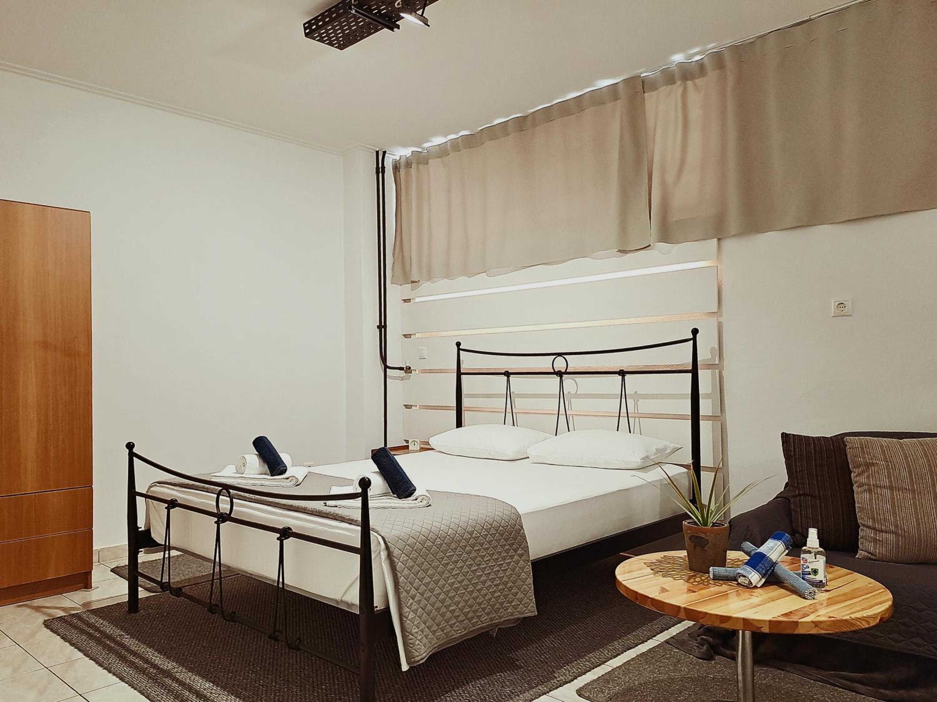 One-Bedroom Apartment - Photo 1