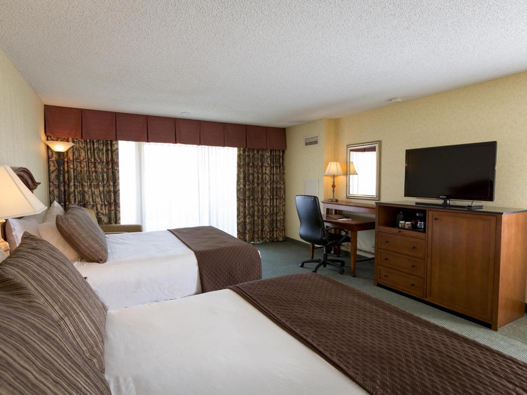 Standard Queen Room with Two Queen Beds - Photo 2