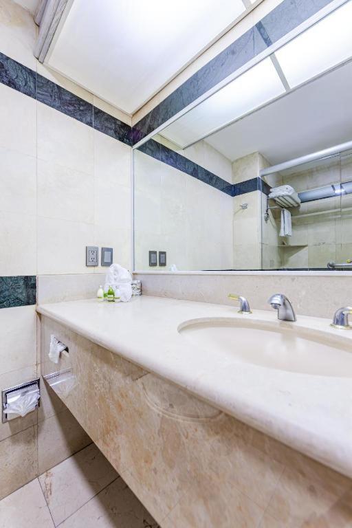 Superior Suite - Photo 3
