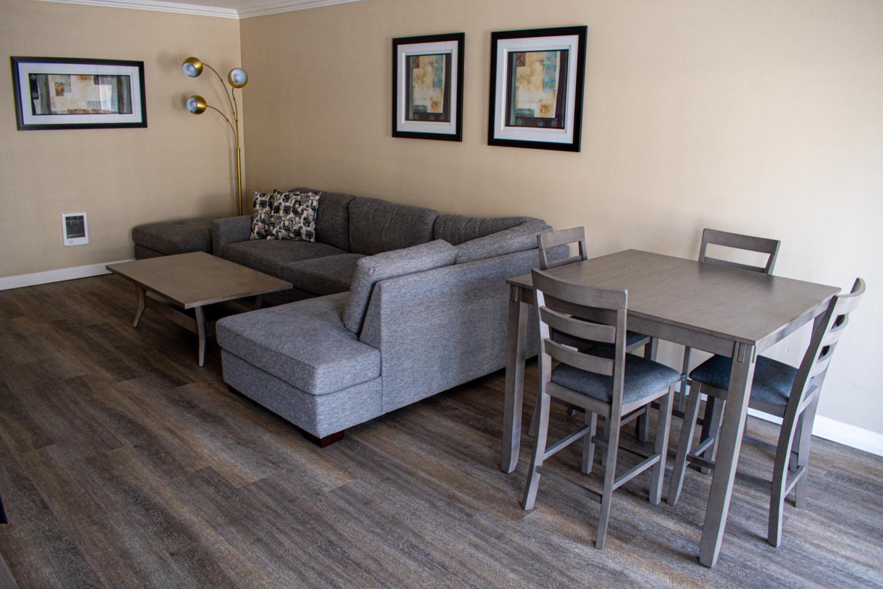 One-Bedroom King Suite - Non-Smoking photo 2