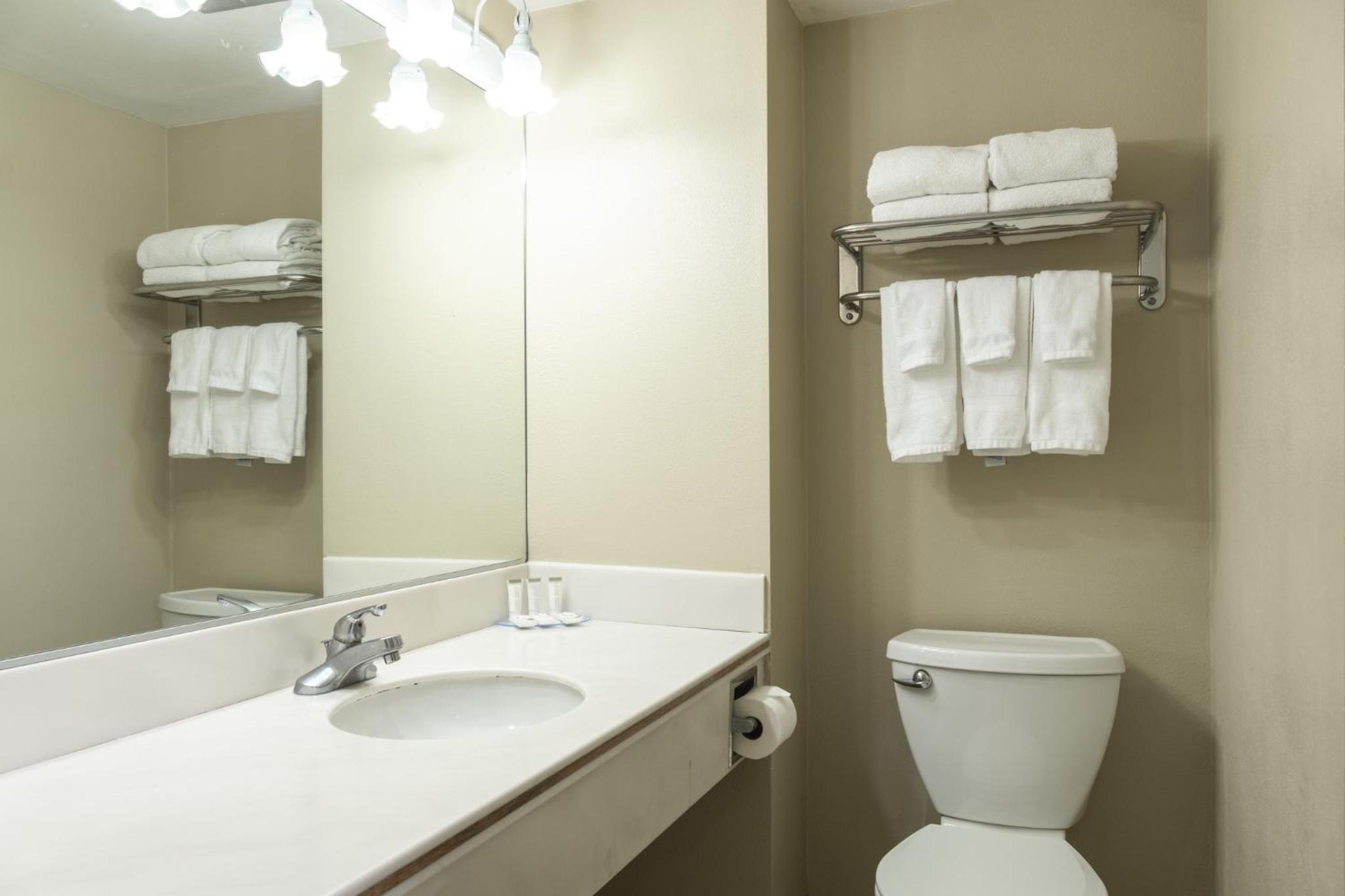 One-Bedroom Suite with One King and Two Queen Beds - Non-Smoking photo 2
