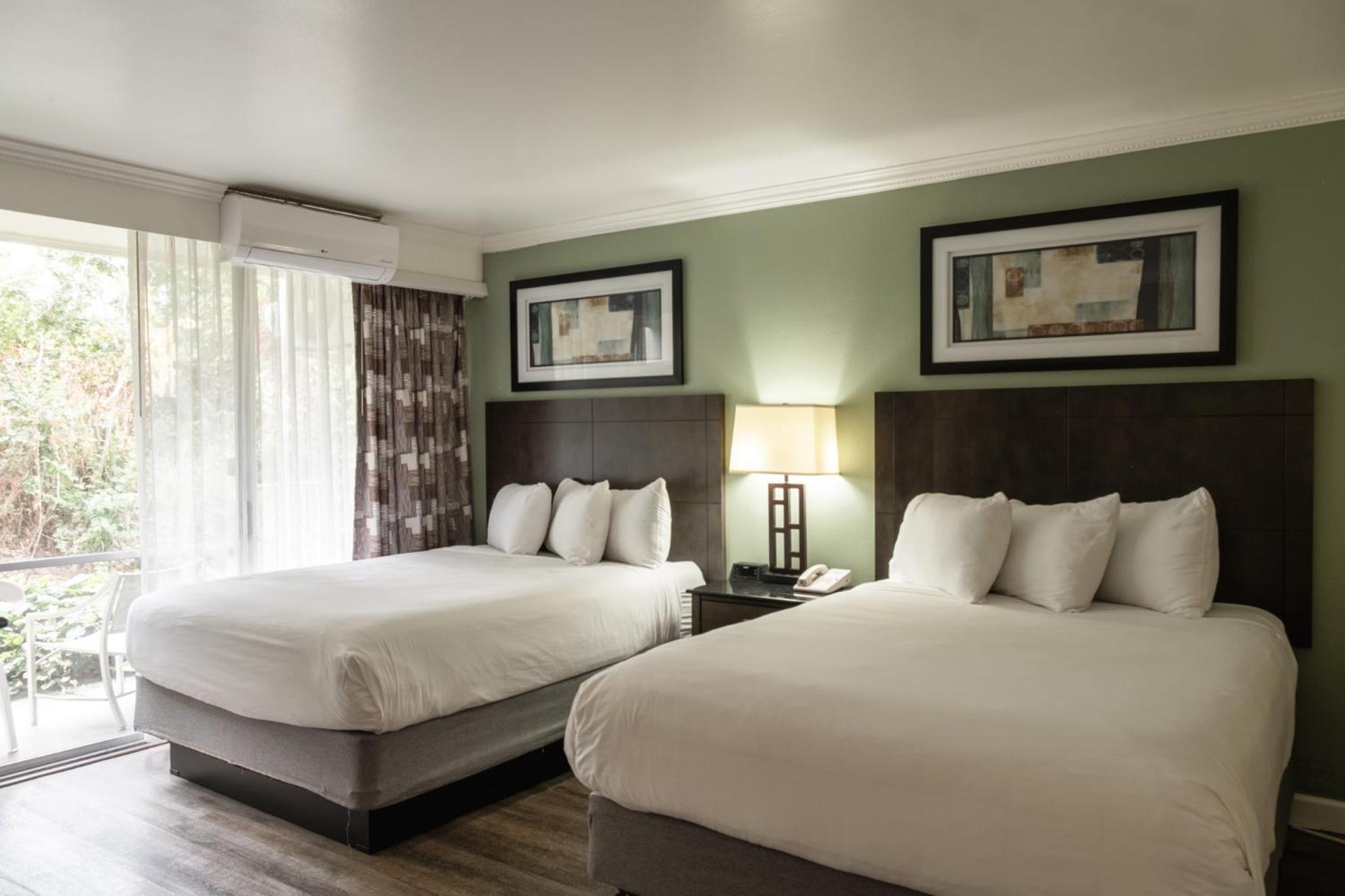 One-Bedroom Suite with One King and Two Queen Beds - Non-Smoking photo 3