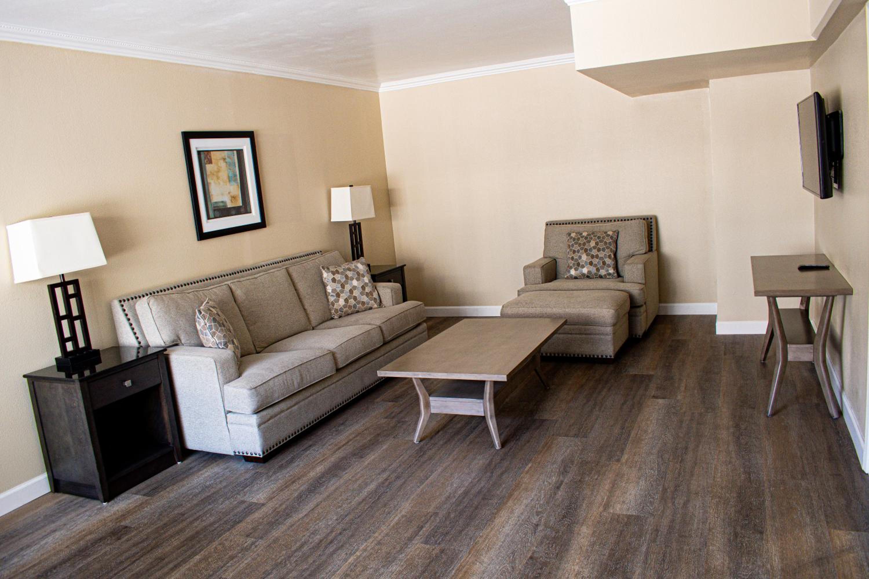One-Bedroom Suite with Two Queen Beds - Non-Smoking photo 2