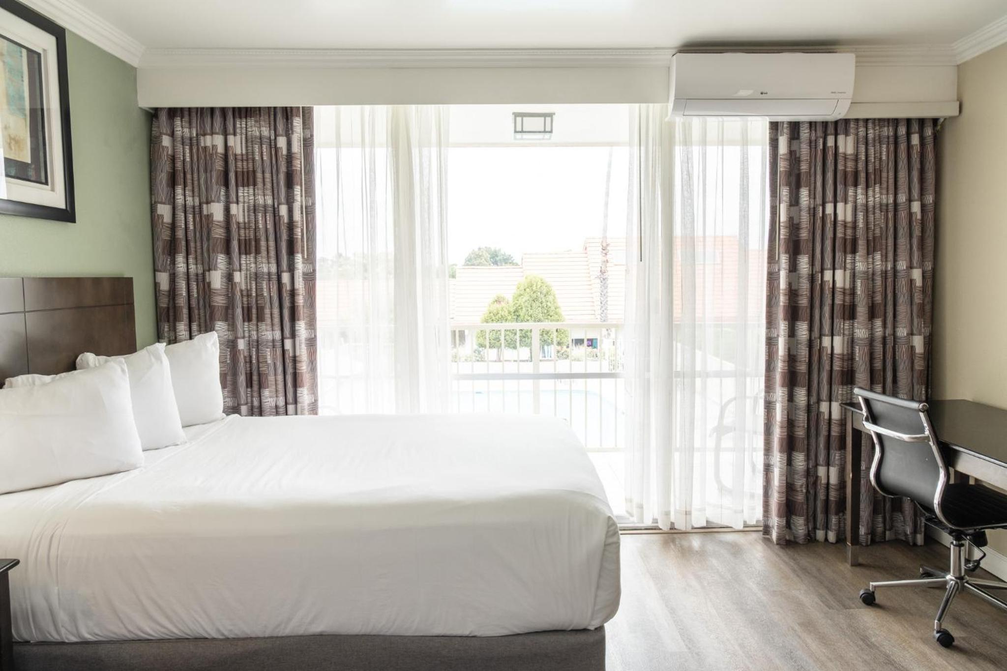 Queen Room with Two Queen Beds - Non-Smoking photo 3