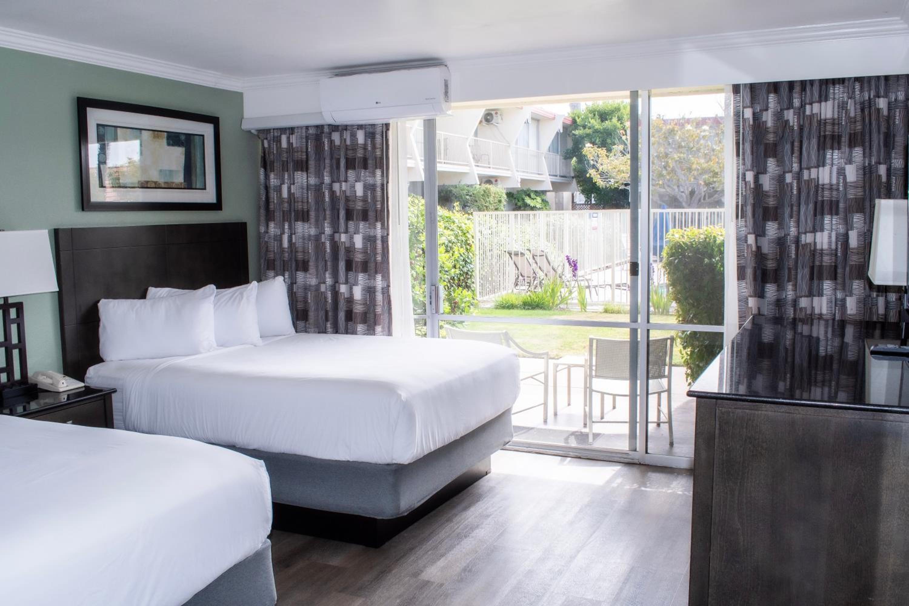 Queen Room with Two Queen Beds - Non-Smoking photo 1