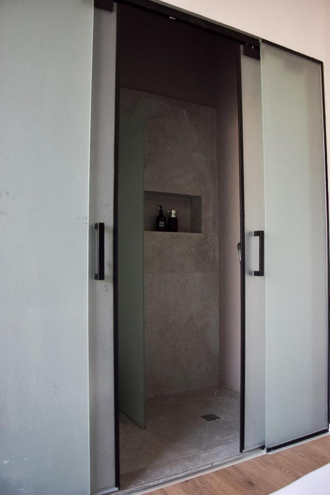 Suite with Balcony - Photo 8