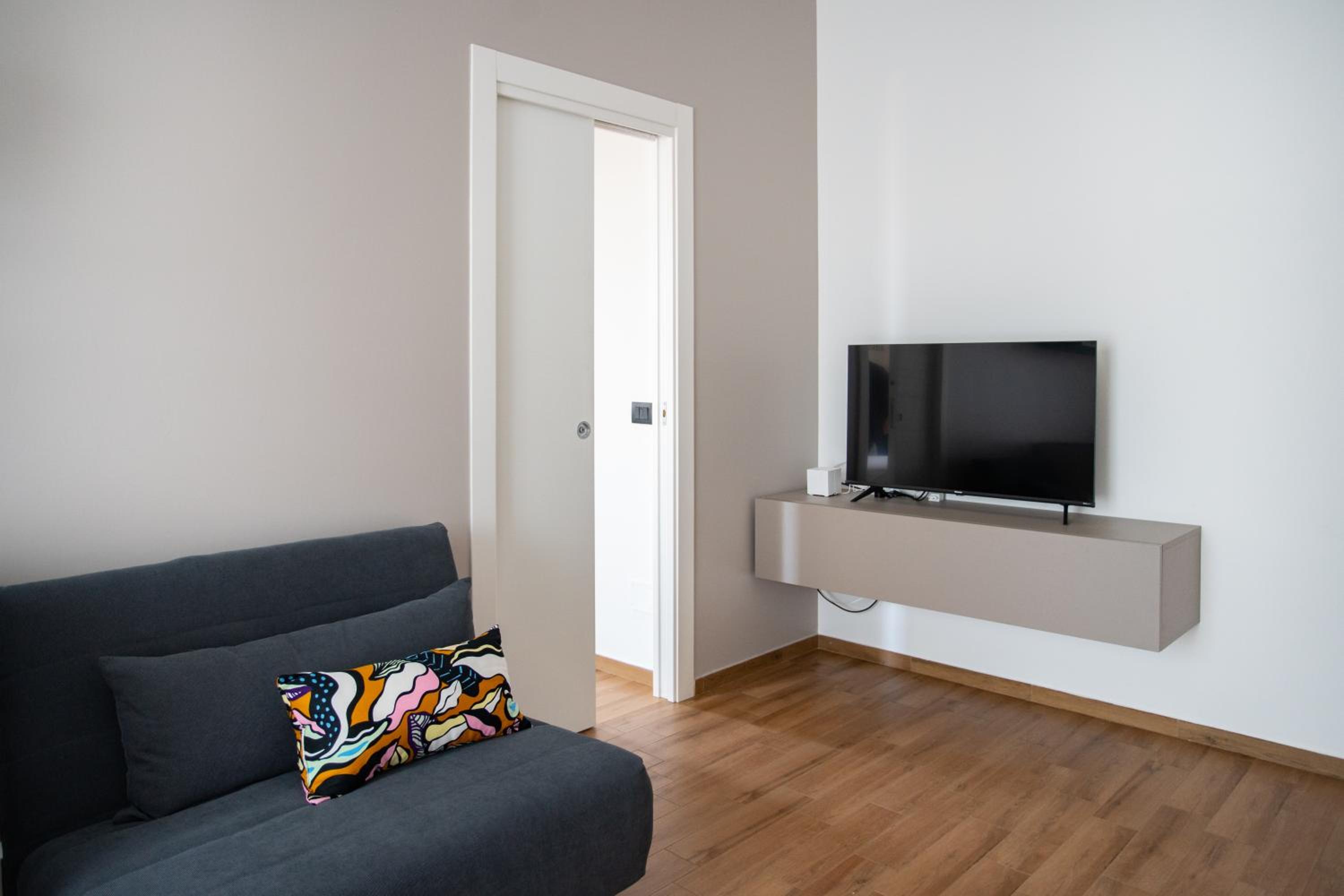 One-Bedroom Apartment photo 2