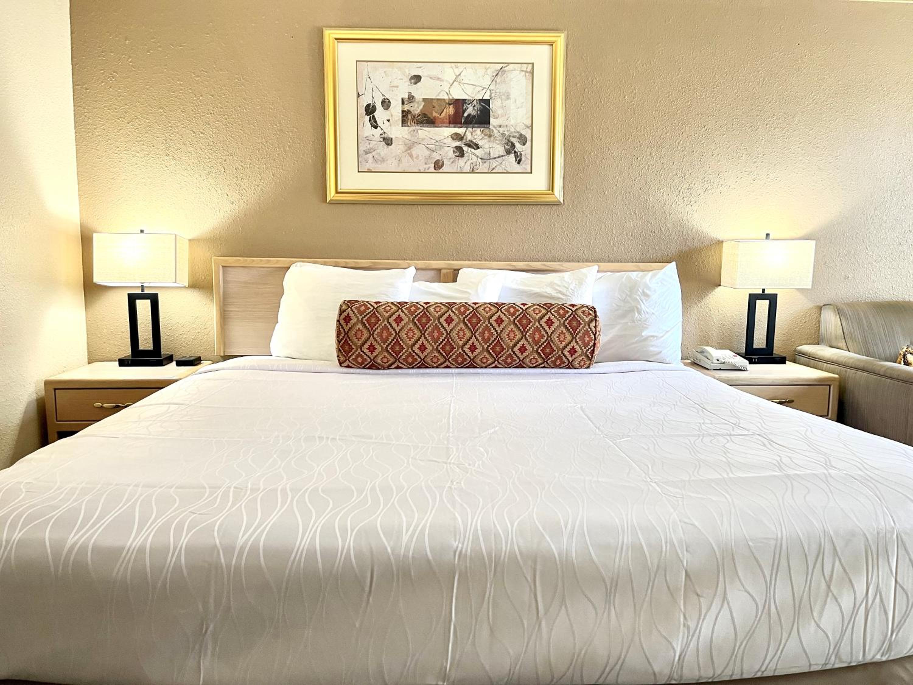 King Room - Non-Smoking - Photo 2