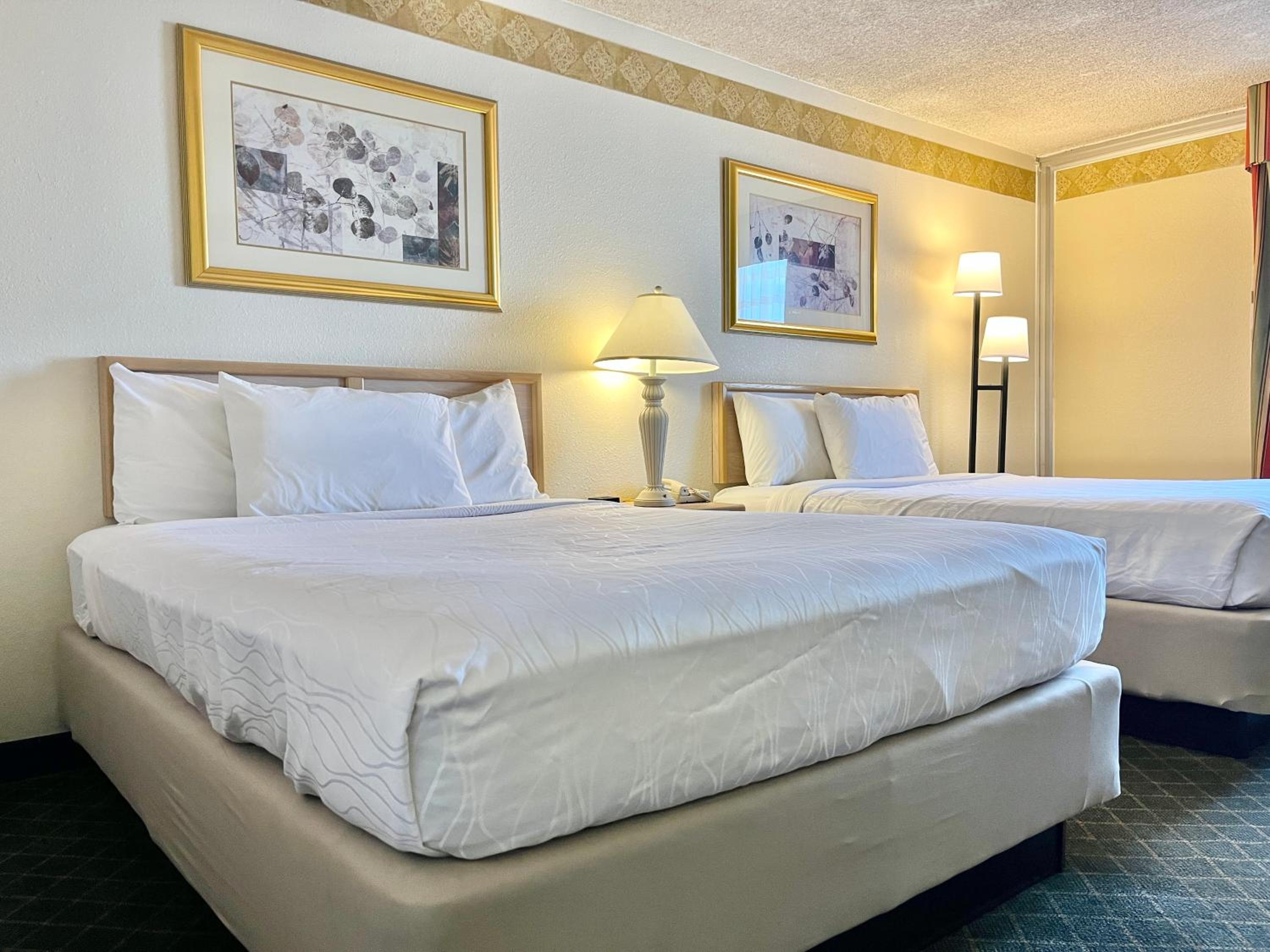 Double Room with Two Queen Beds - Non-Smoking - Photo 2