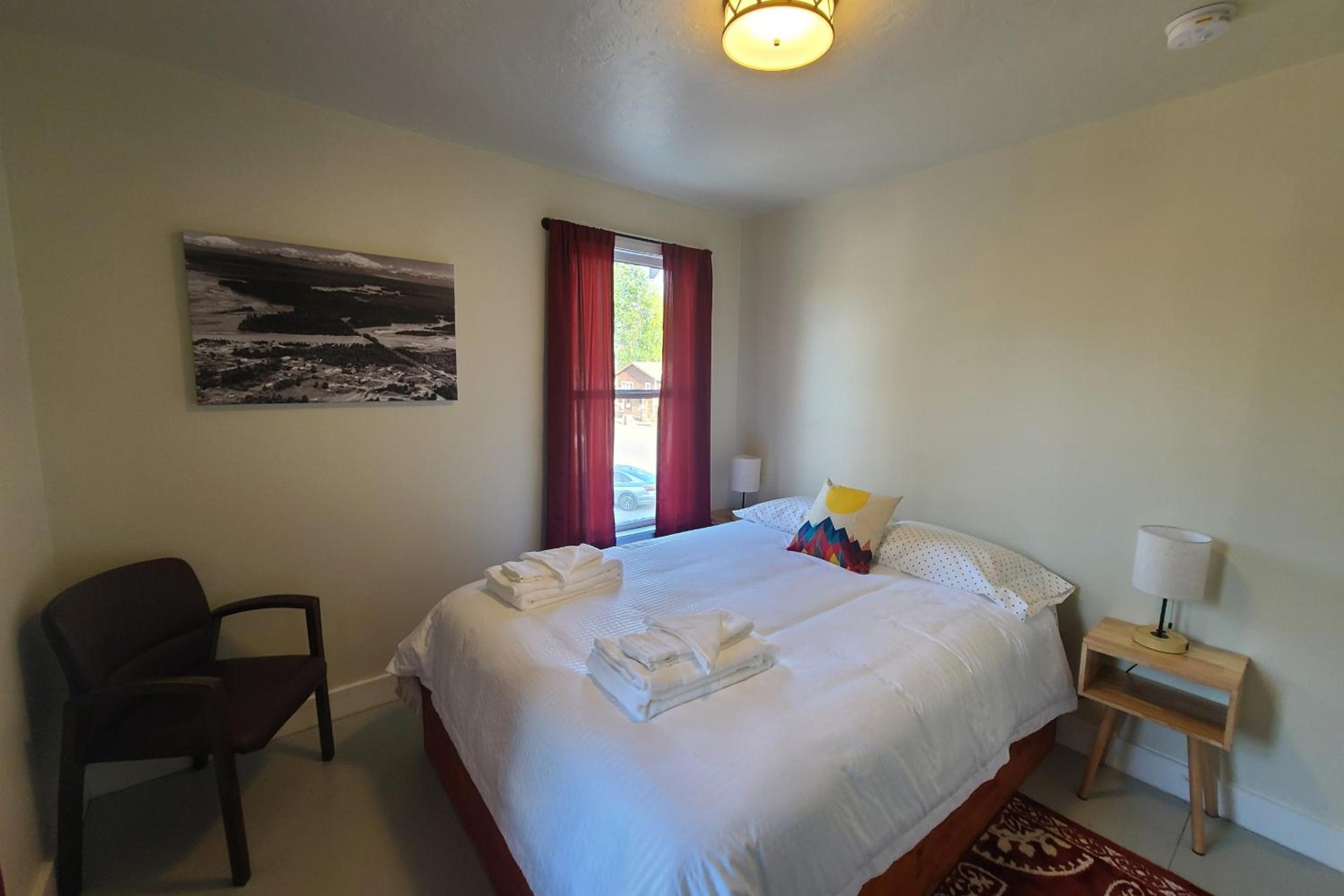 Queen Room with Shared Bathroom photo 1