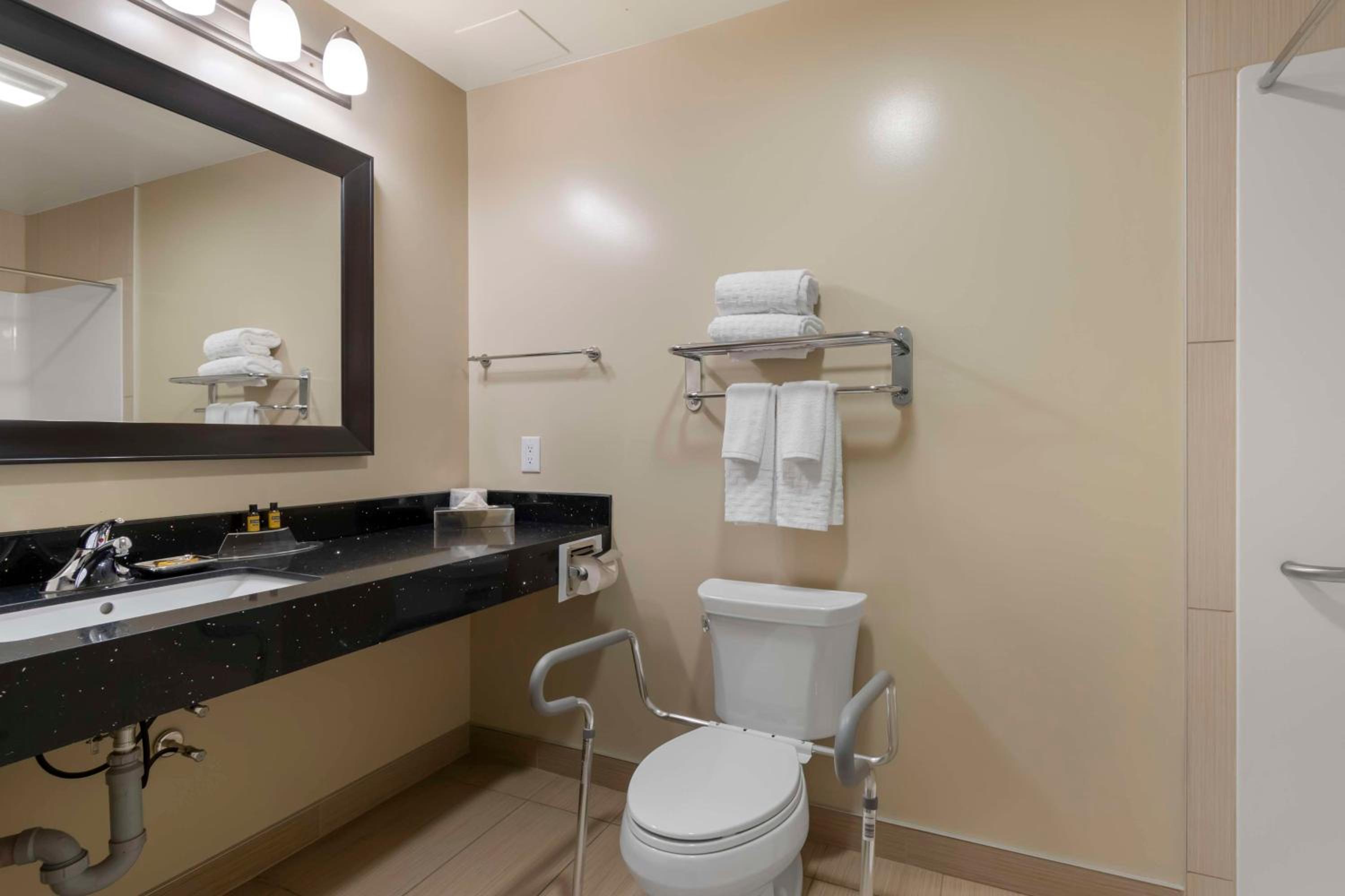 King Room with Kitchenette - Disability Access/Roll-In Shower
