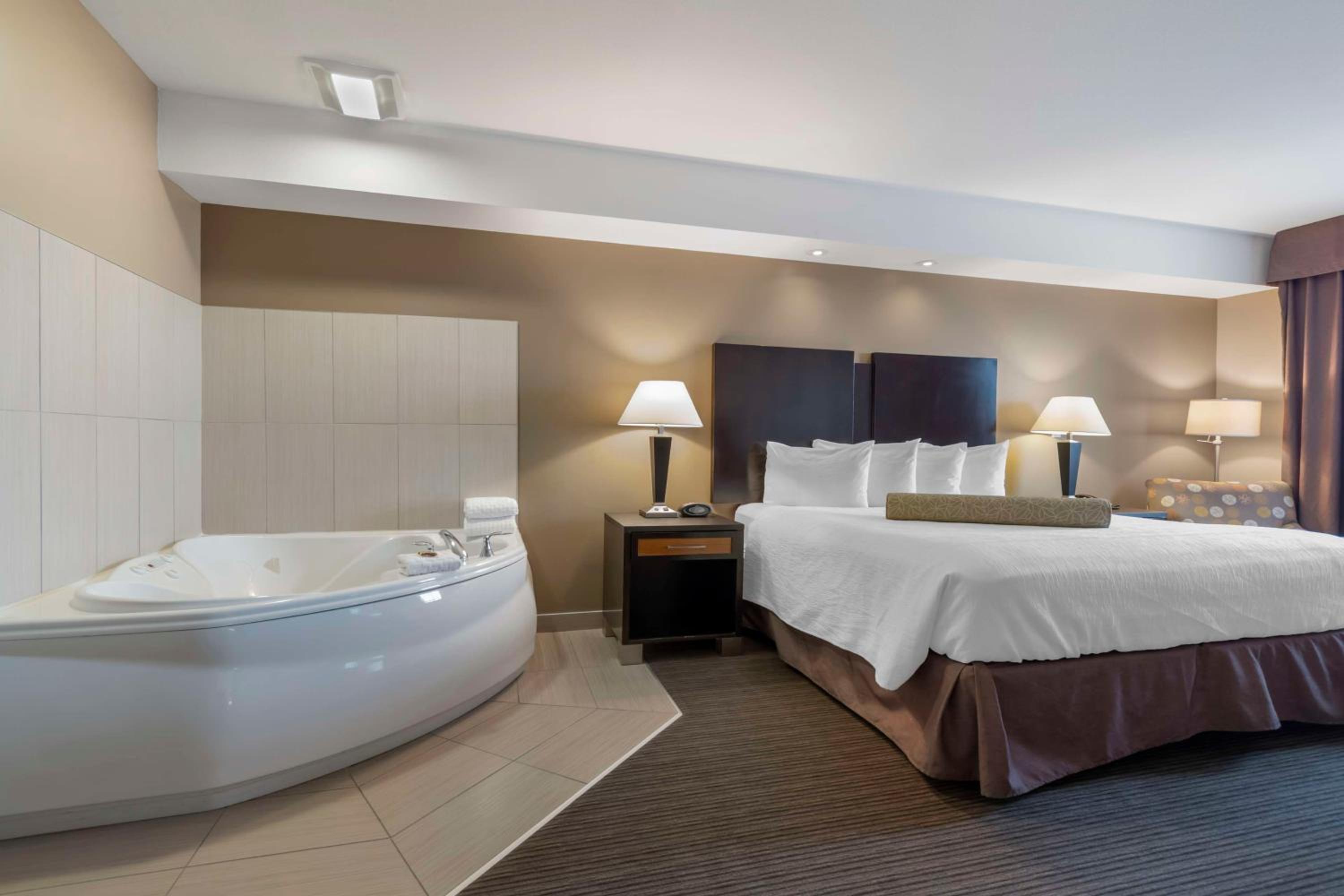 One-Bedroom King Suite with Sofa Bed, Kitchenette and Spa Bath - Non-Smoking