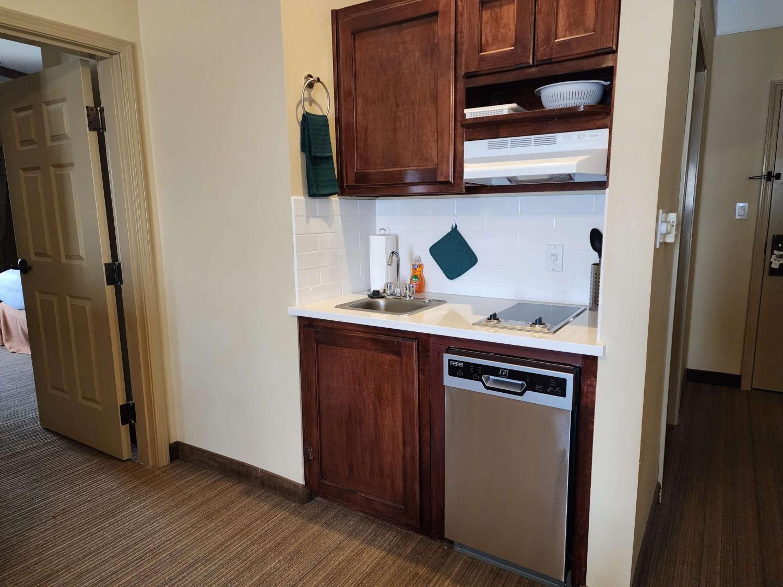 King Suite with Sofa Bed and Kitchenette - Non-Smoking - Photo 4