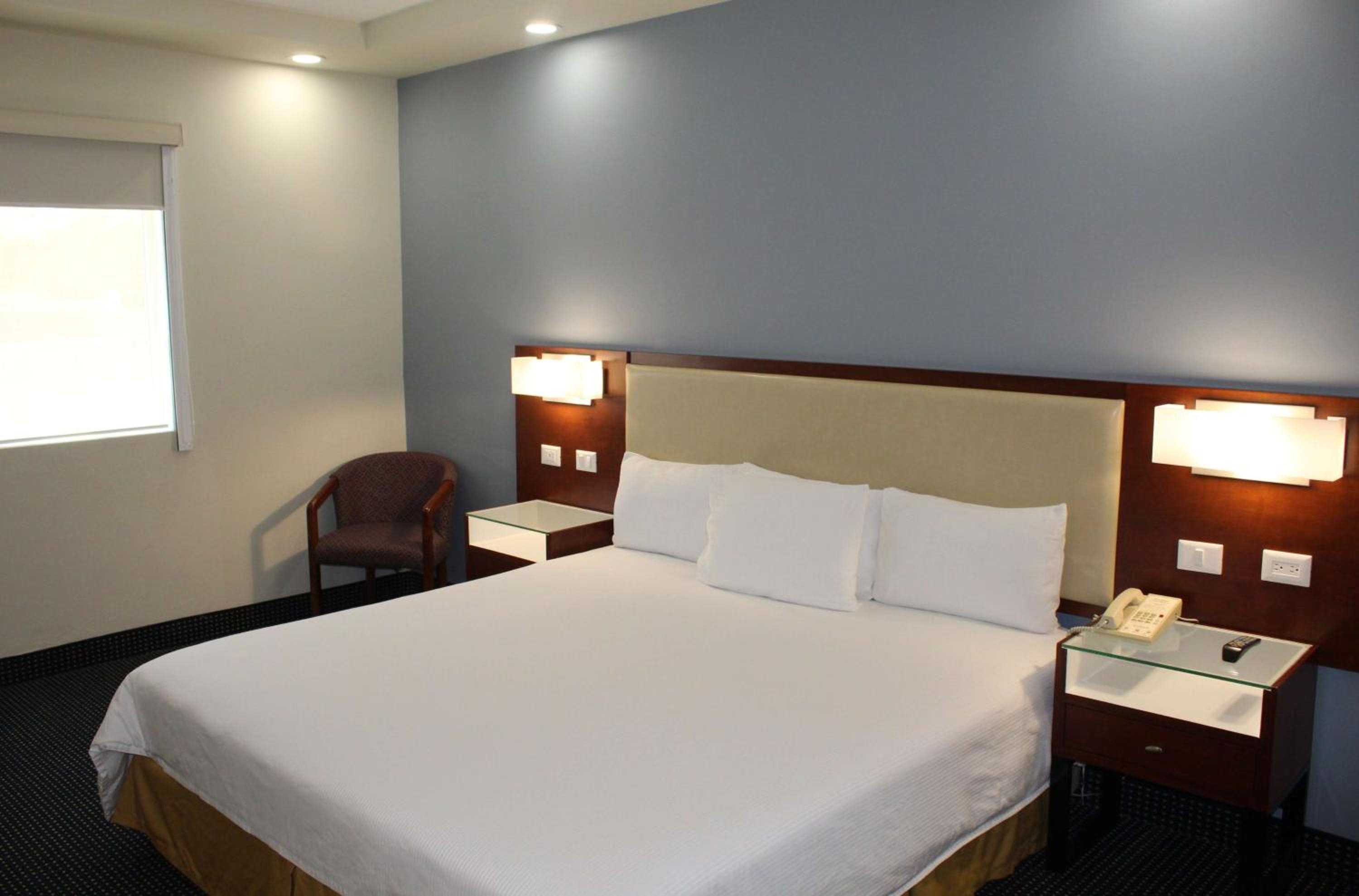 King Room - Non-Smoking - Photo 4