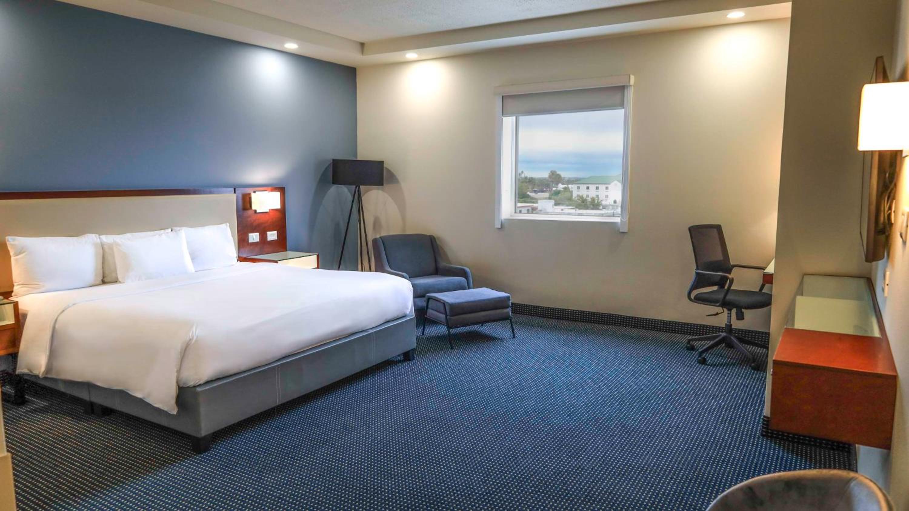 King Suite with Kitchenette - Non-Smoking - Photo 7