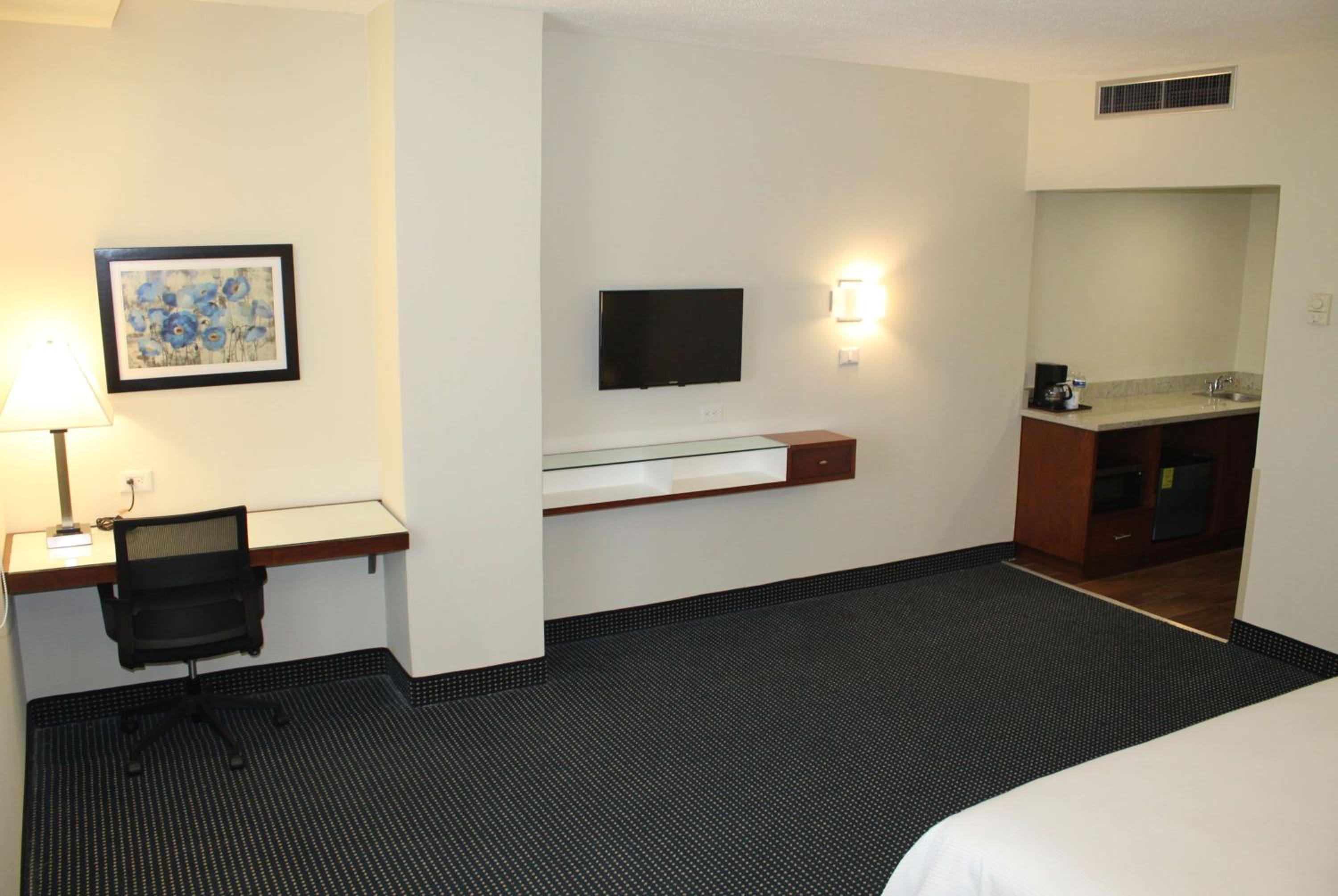 King Suite with Kitchenette - Non-Smoking - Photo 8
