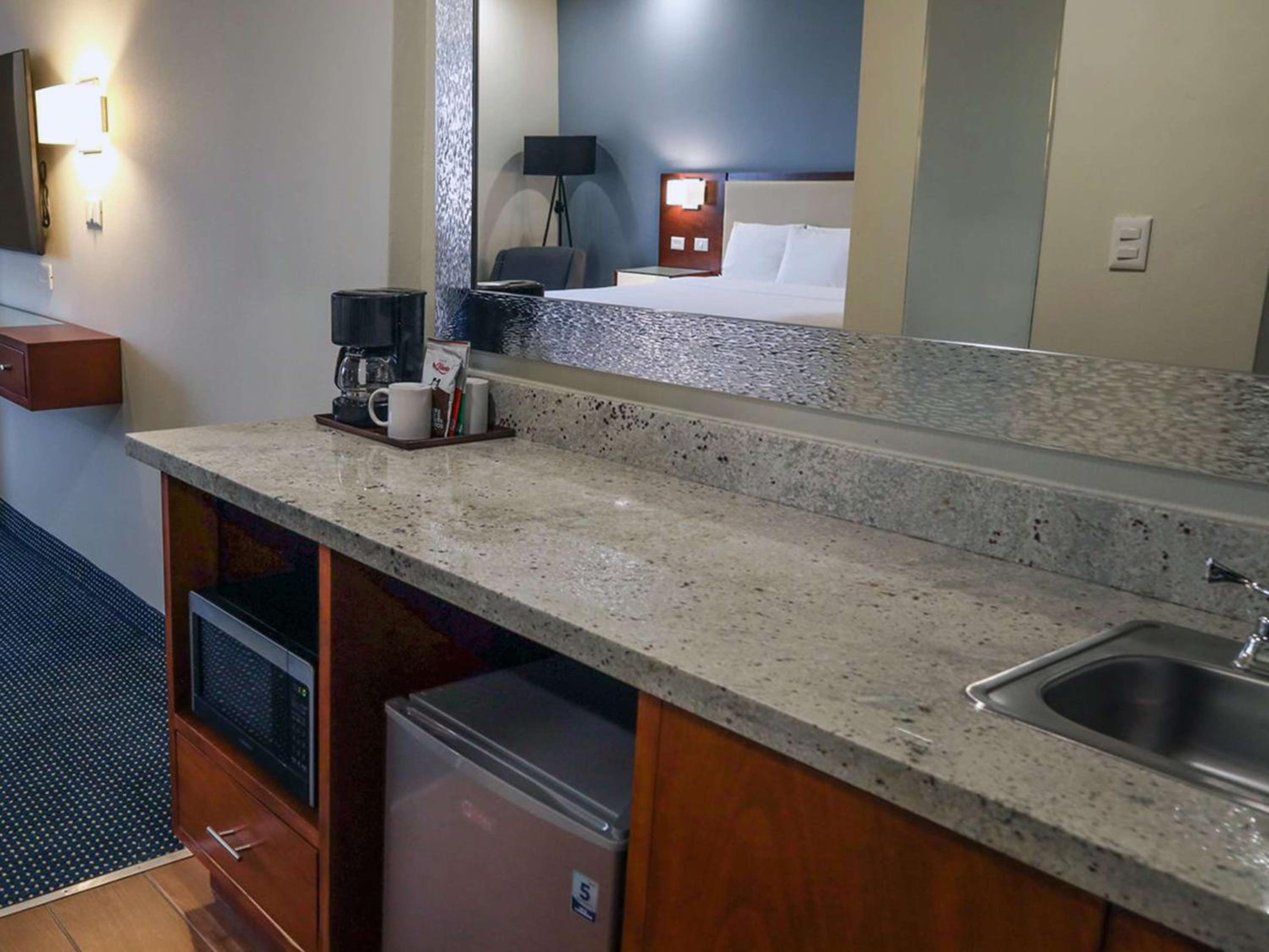 King Suite with Kitchenette - Non-Smoking - Photo 10